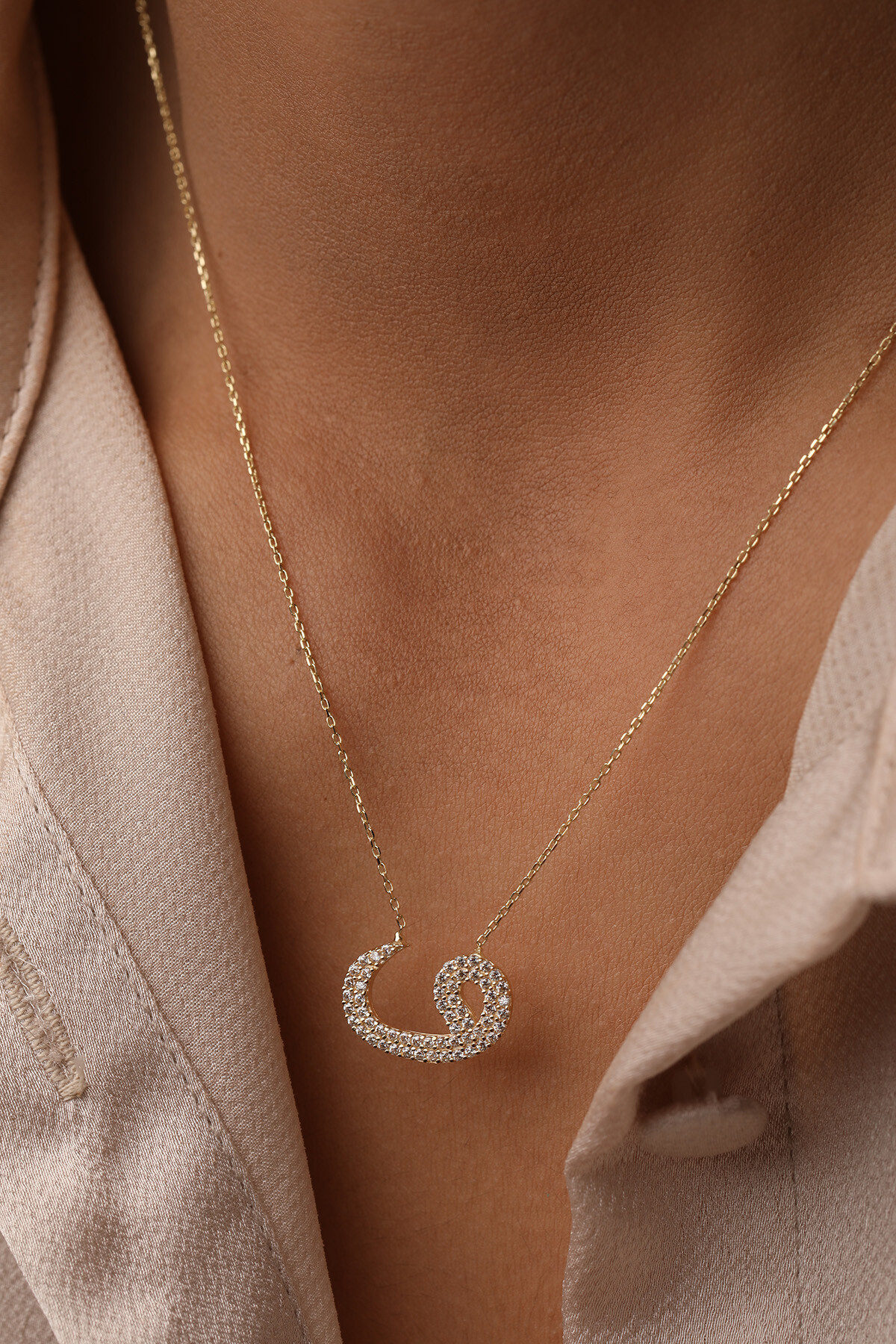 14 Ayar Altın Vav Kolye