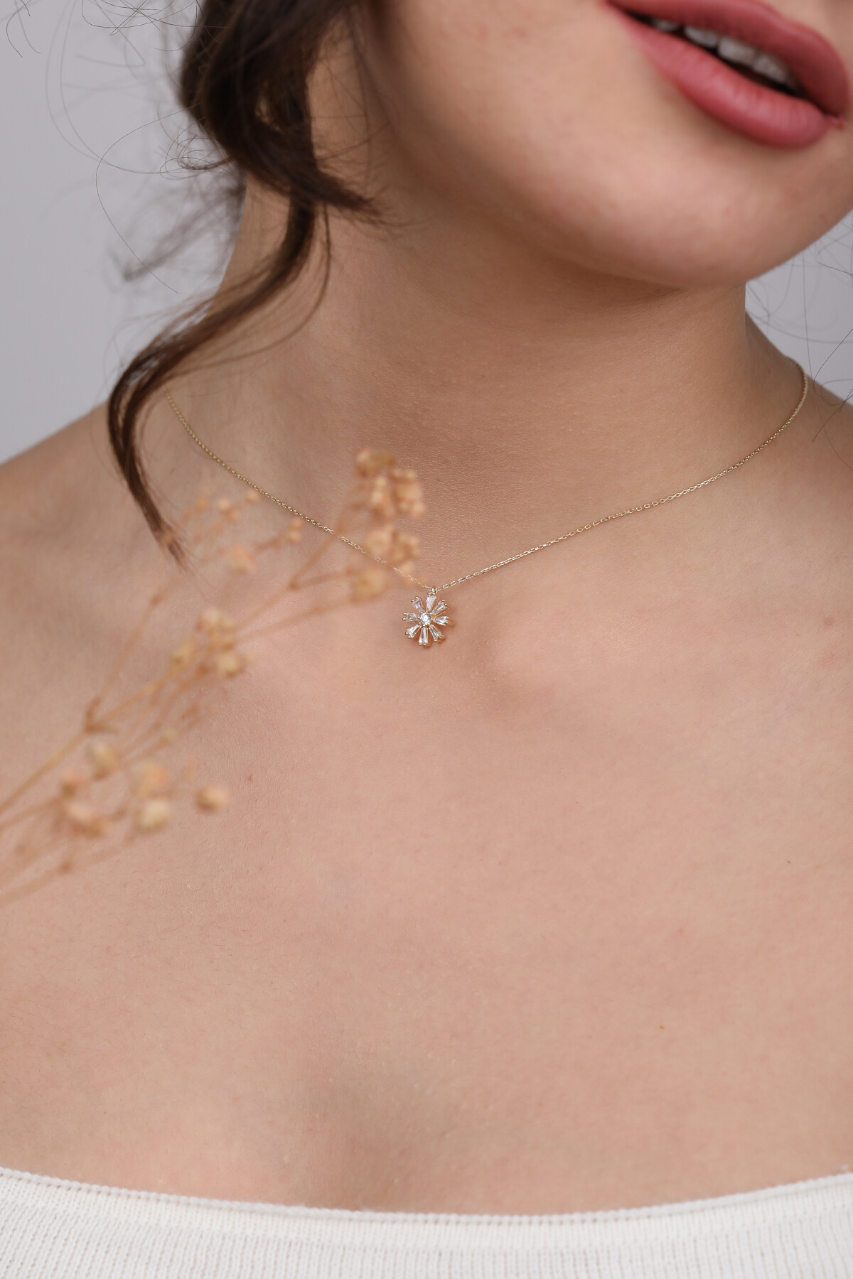 14 Ayar Altın Bagetli Çiçek Kolye