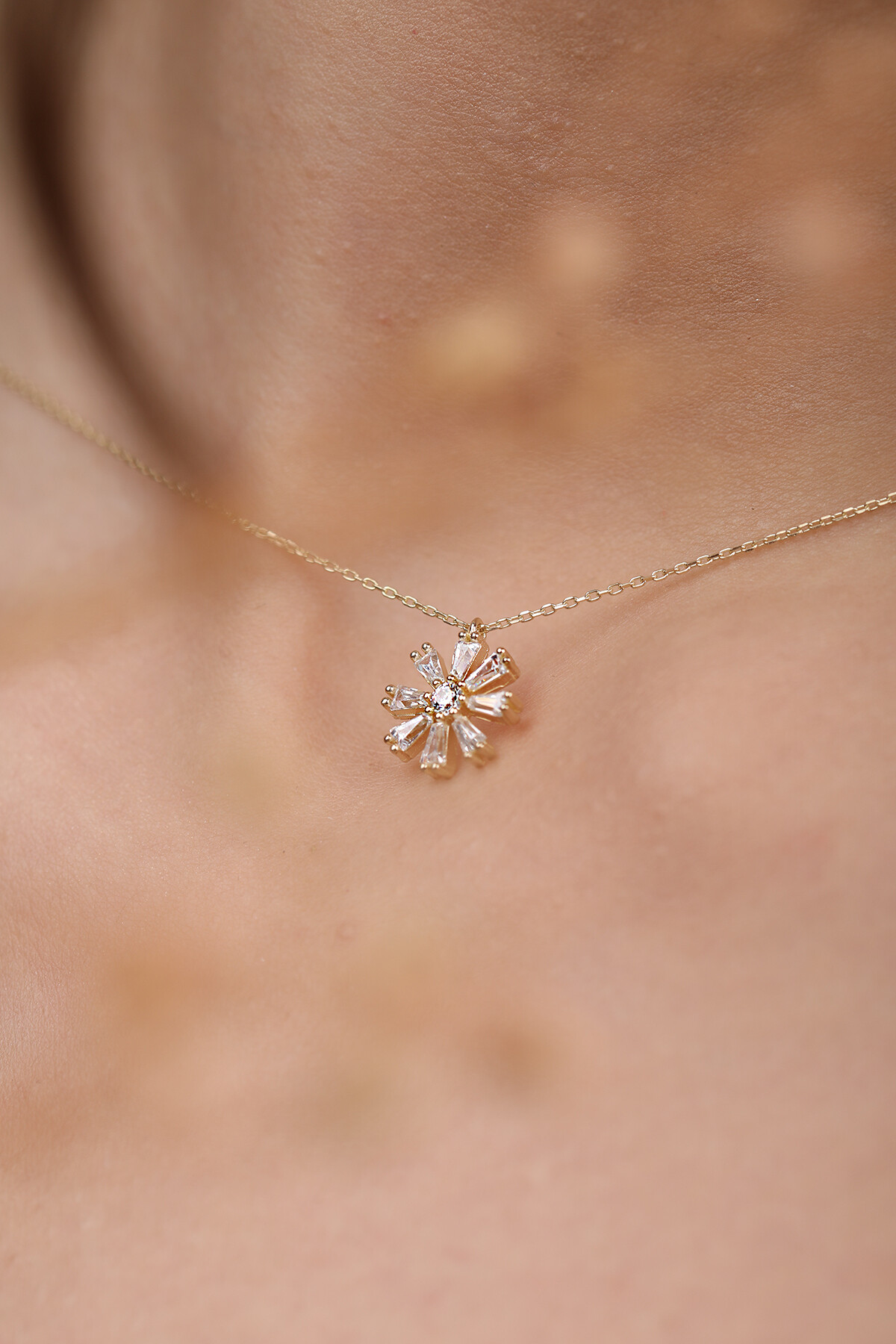 14 Ayar Altın Bagetli Çiçek Kolye