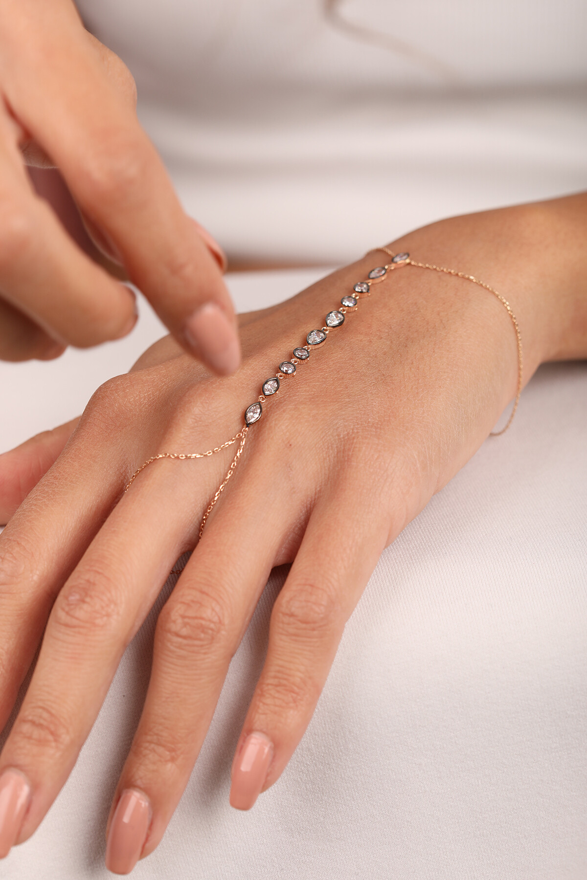 14 Ayar Altın Eskitme Sıralı Taş Şahmeran