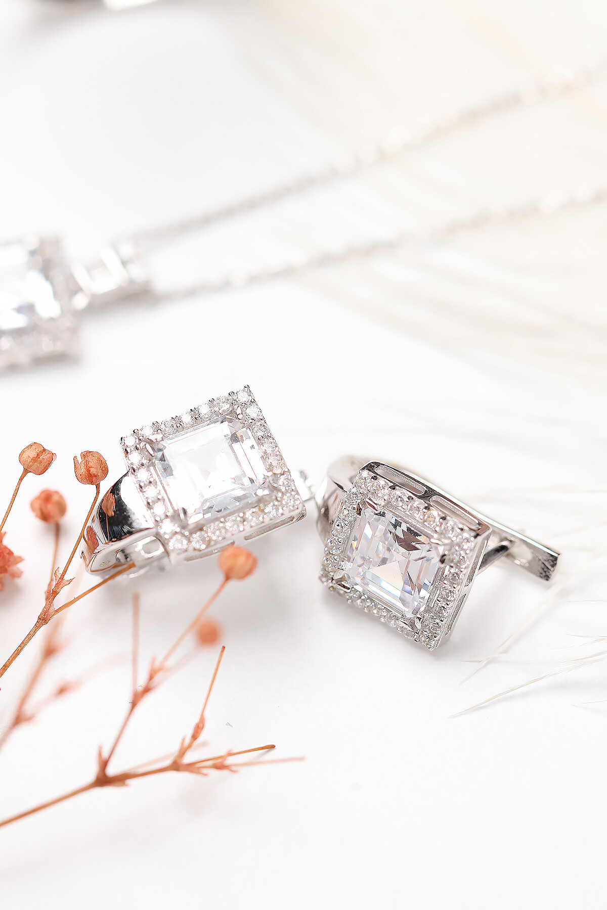 14 Ayar Altın Kare Taşlı Baget Küpe