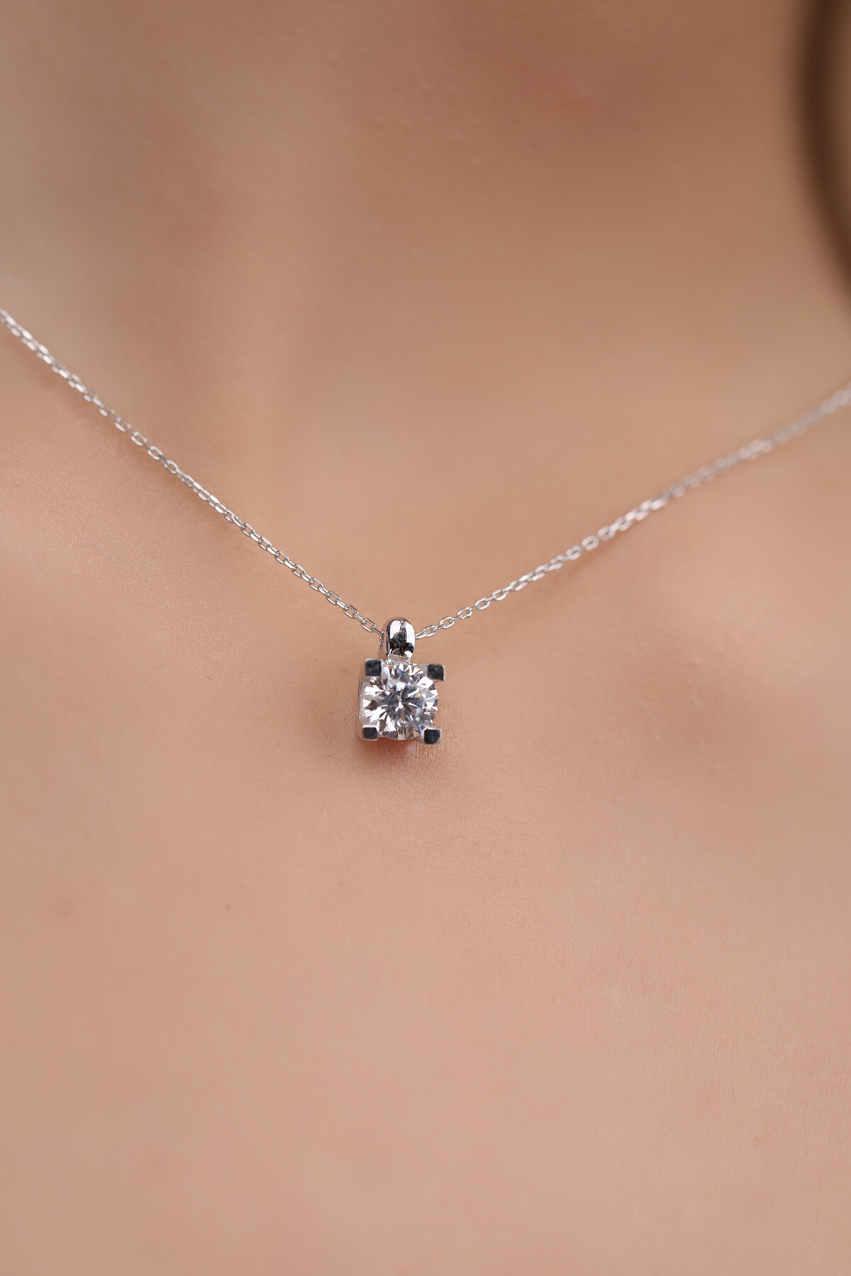 14 Ayar Altın Takoz Tırnak Tektaş Kolye