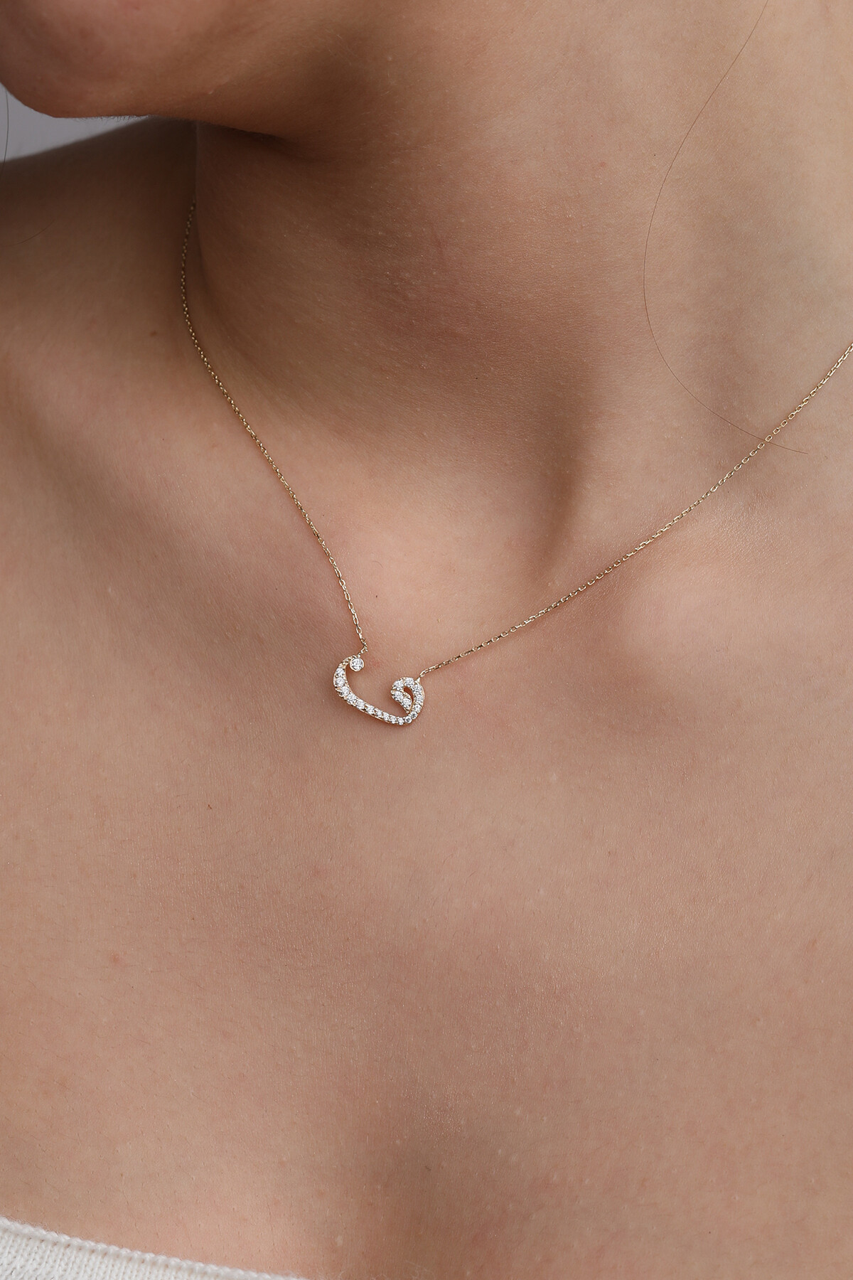 14 Ayar Altın Vav Kolye