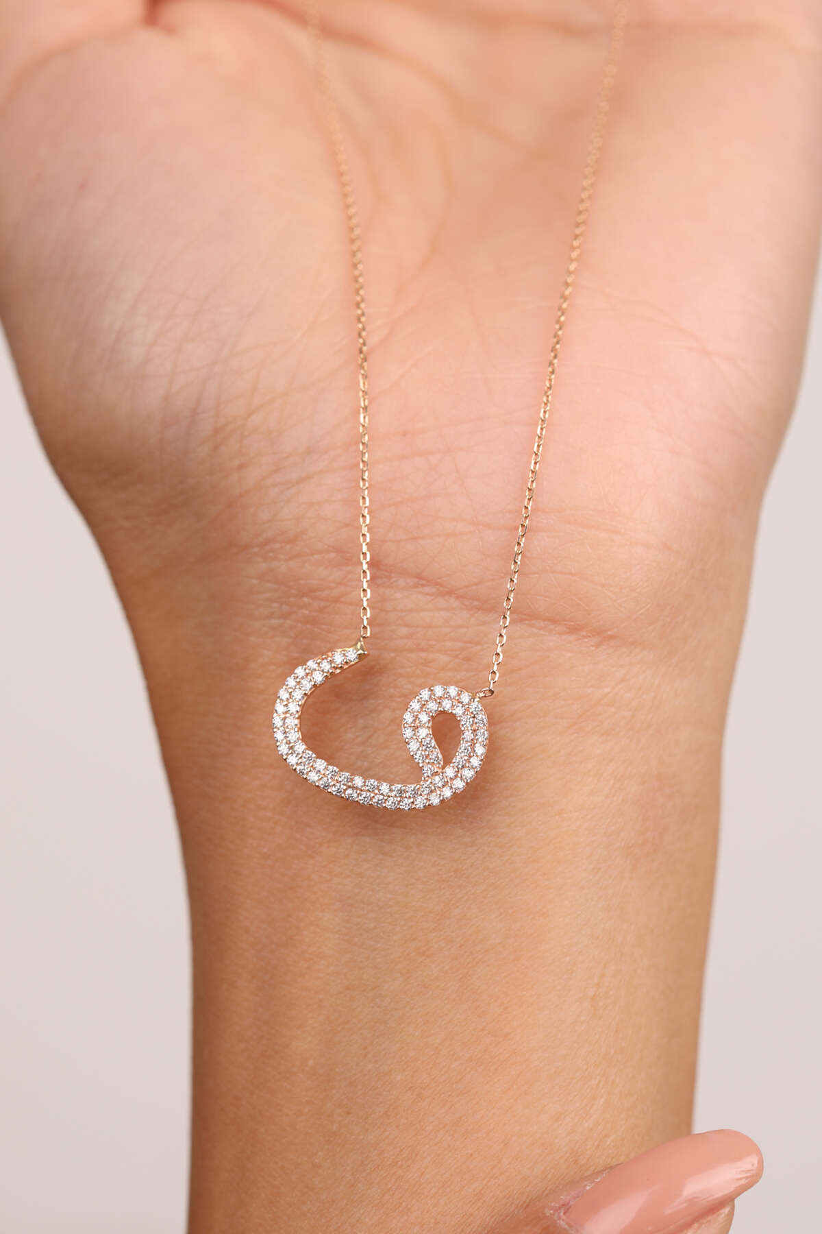 14 Ayar Altın Vav Kolye