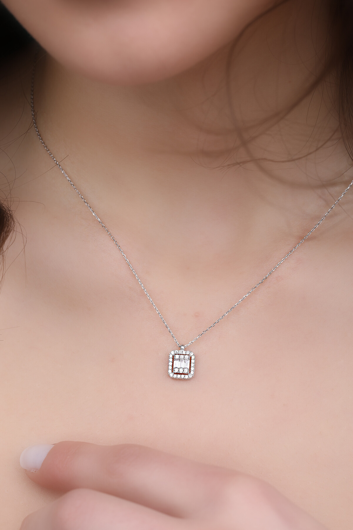 14 Ayar Altın Yanları Taşlı Baget Kolye