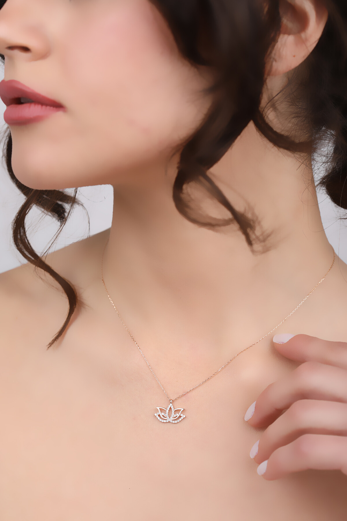 14 Ayar Altın Yarı Taşlı Lotus Kolye