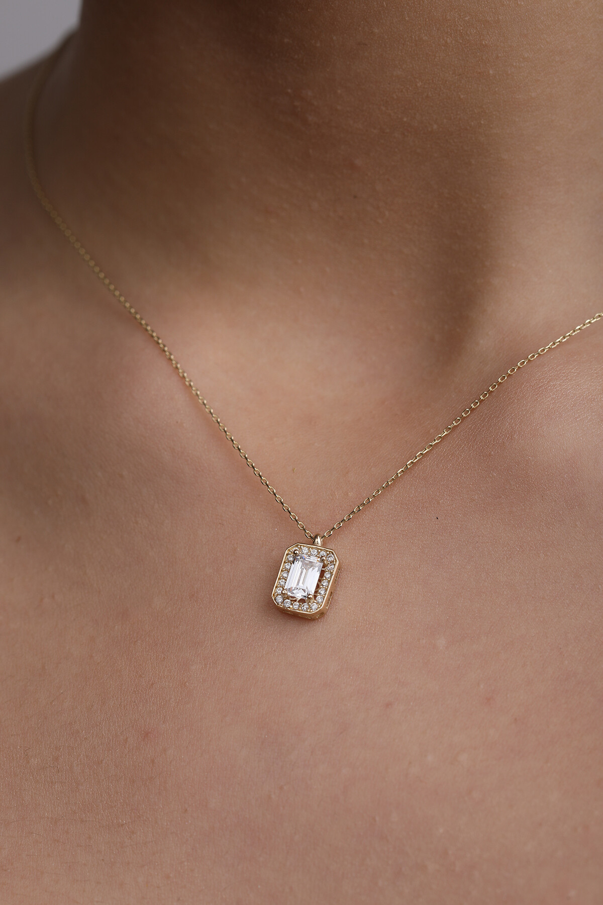 14 Ayar Altın Zirkon Taşlı Baget Kolye