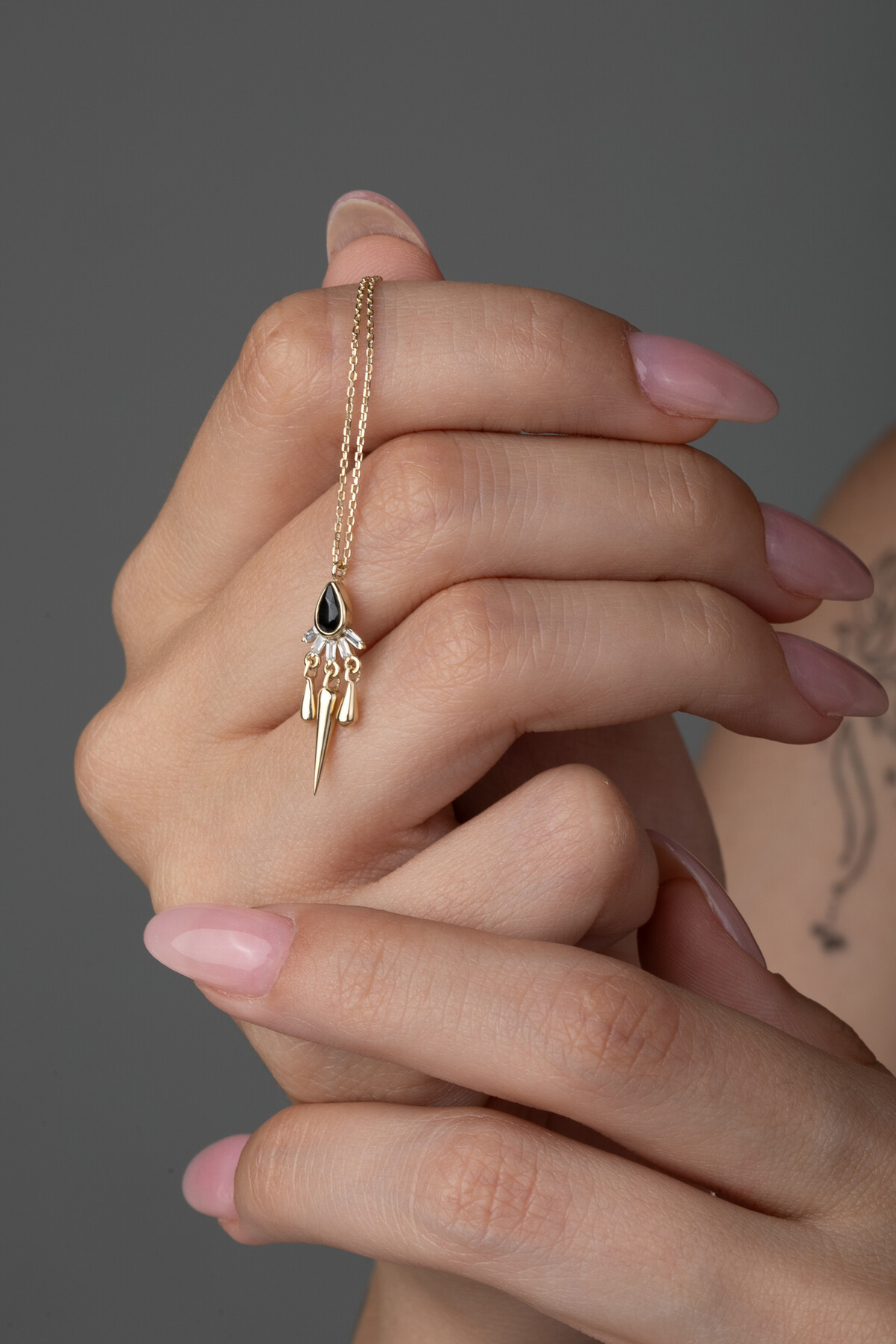 14 Ayar Altın Sallantılı Siyah Taş Kolye