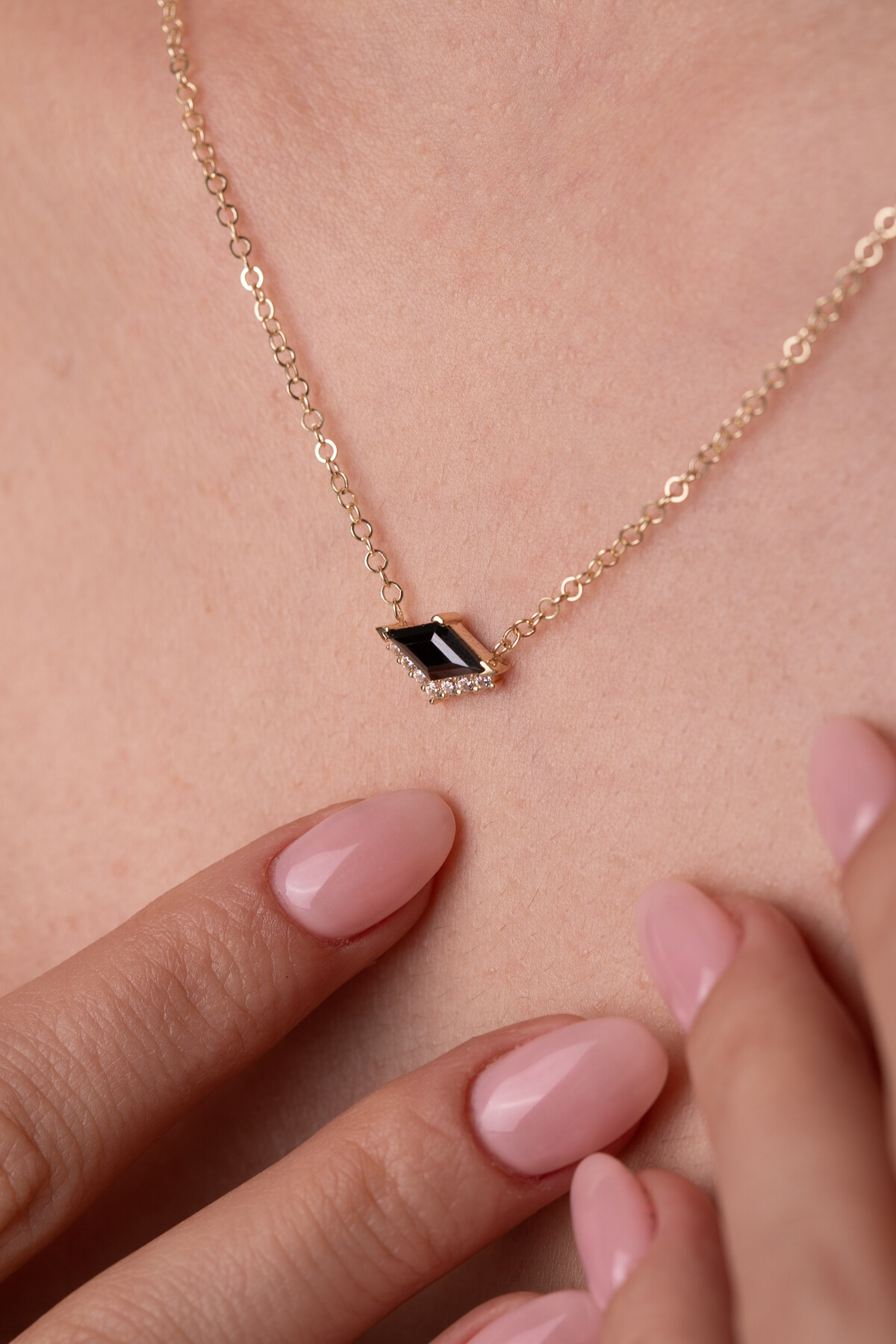 14 Ayar Altın Siyah Uçurtma Taşlı Kolye