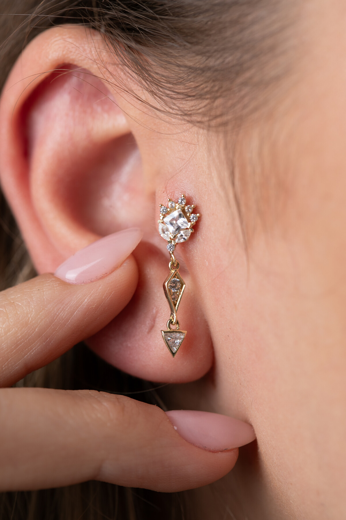 14 Ayar Altın Beyaz Taşlı Sallantılı Küpe