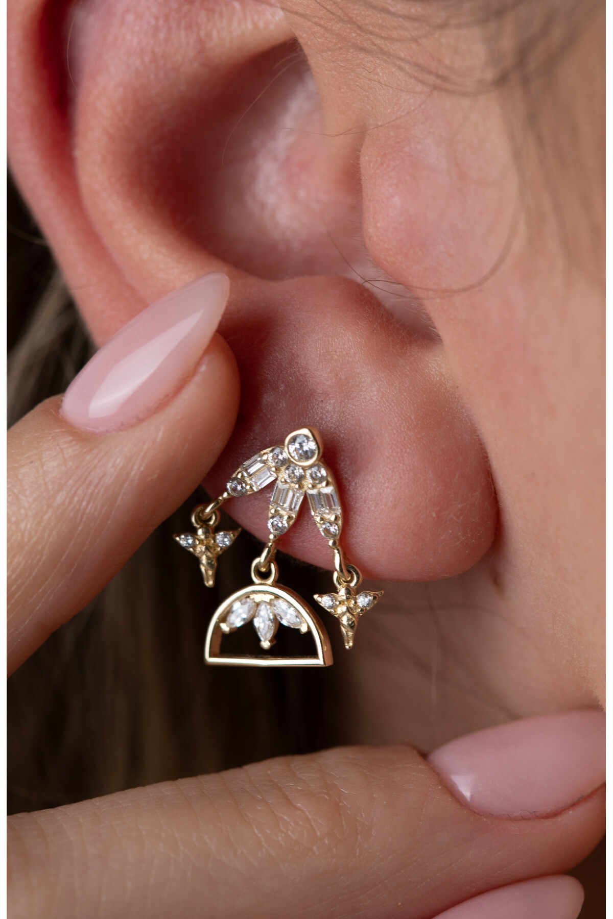 14 Ayar Altın Beyaz Taşlı Melek Sallantılı Küpe