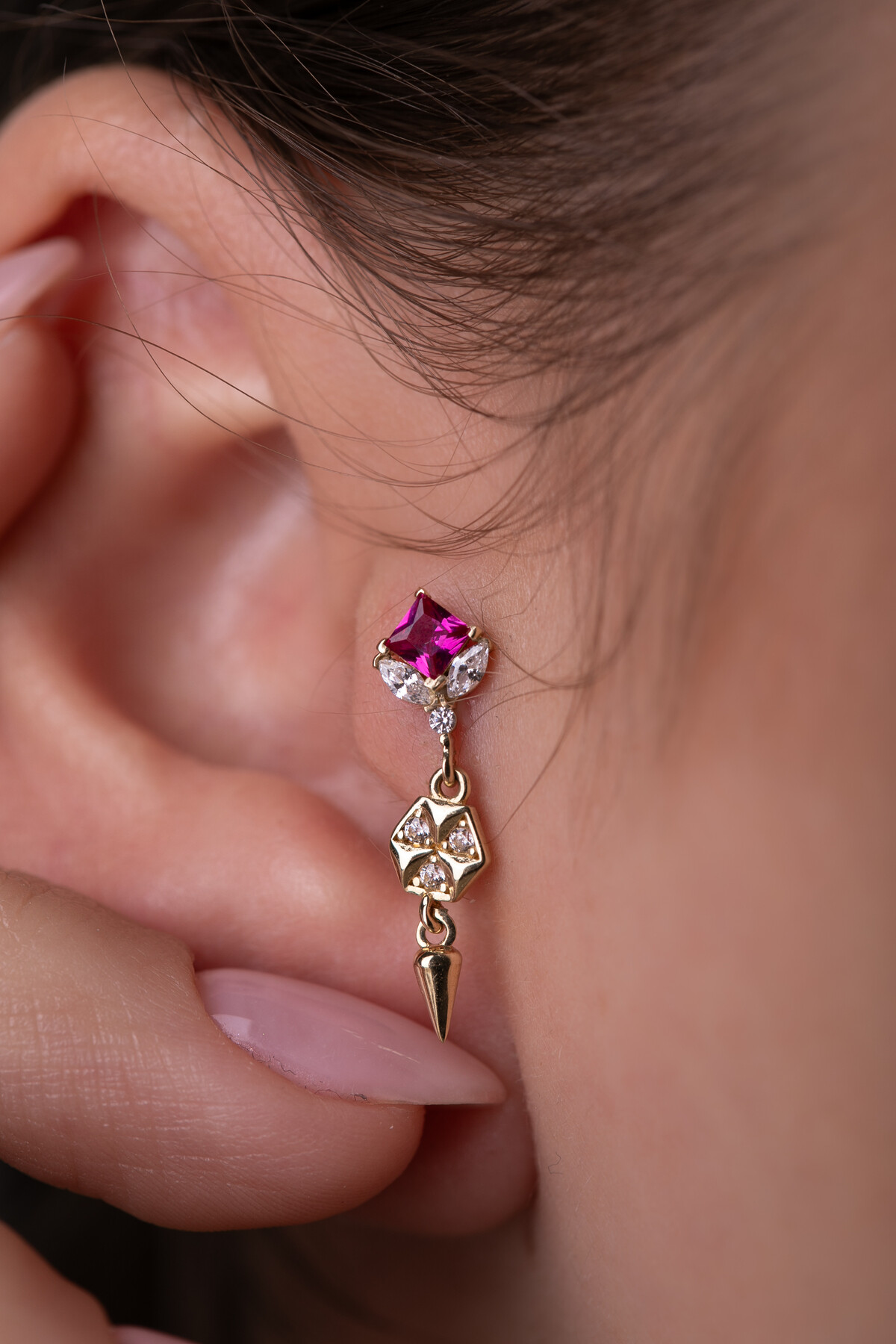 14 Ayar Altın Kırmızı Taş Sallantılı Küpe