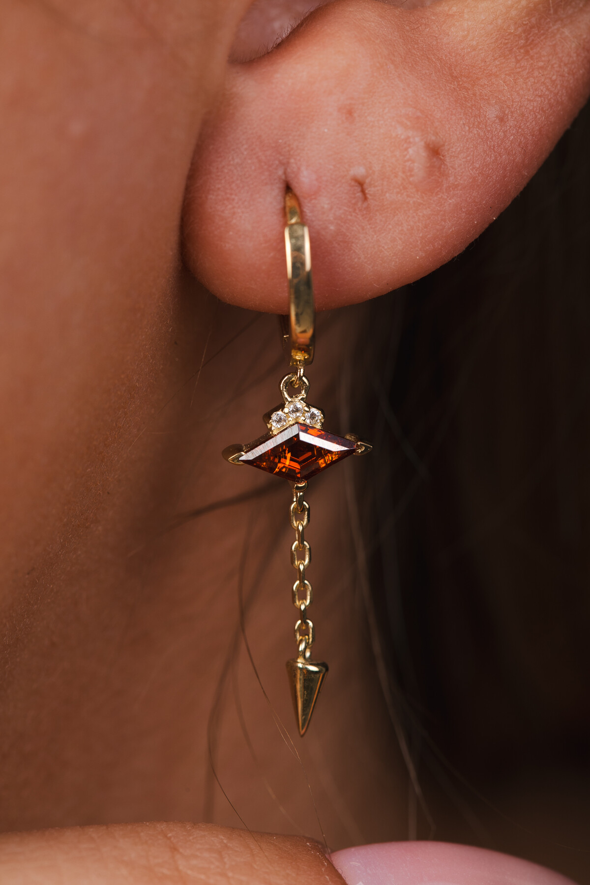 14 Ayar Altın Sallantılı Kırmızı Taş Küpe