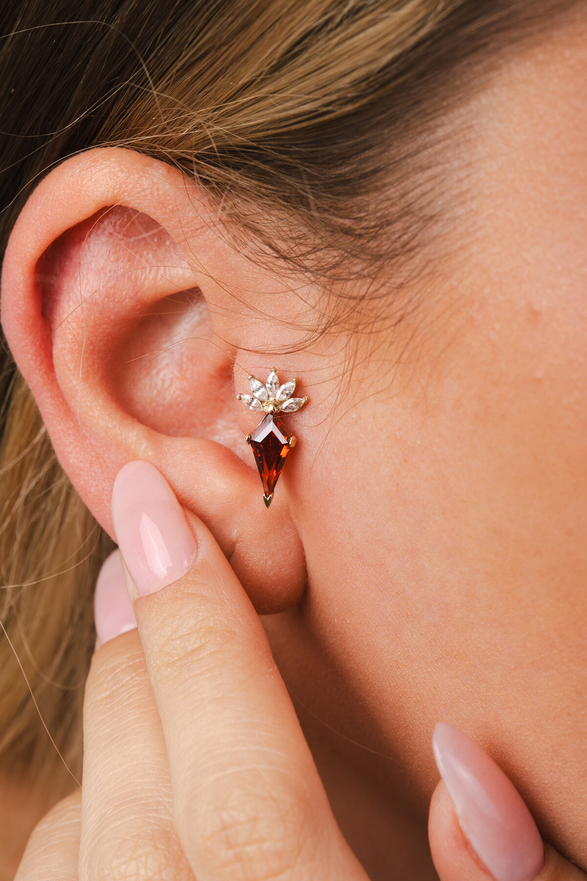 14 Ayar Altın Kırmızı Taşlı Küpe