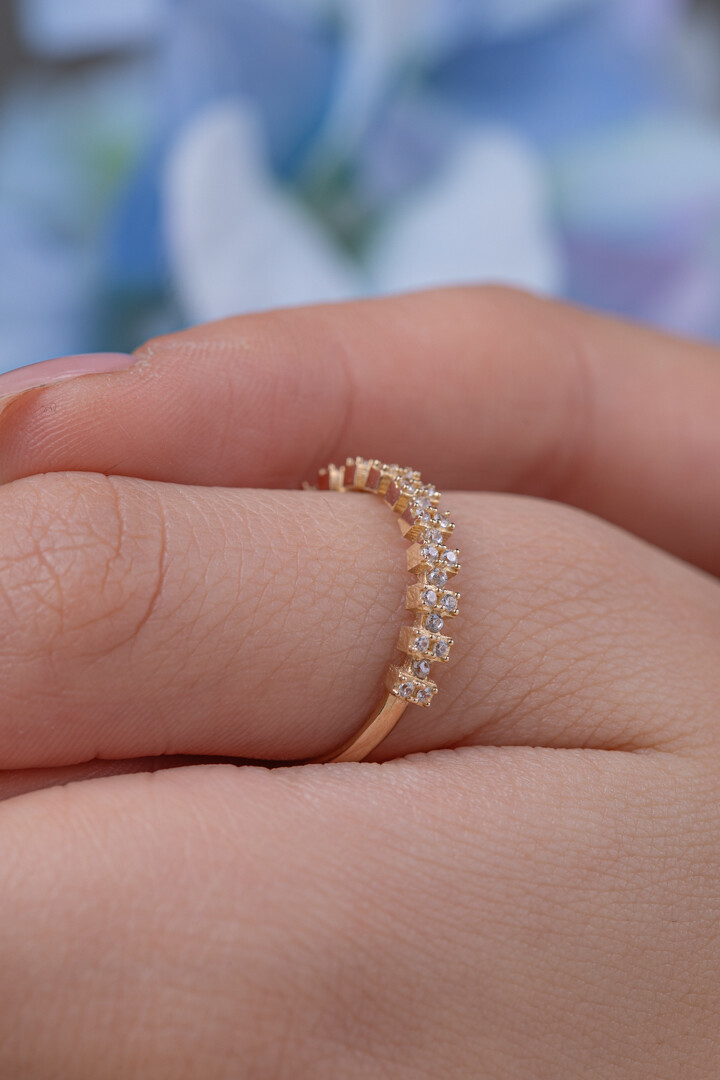 14 Ayar Altın Sıra Taşlı Yüzük