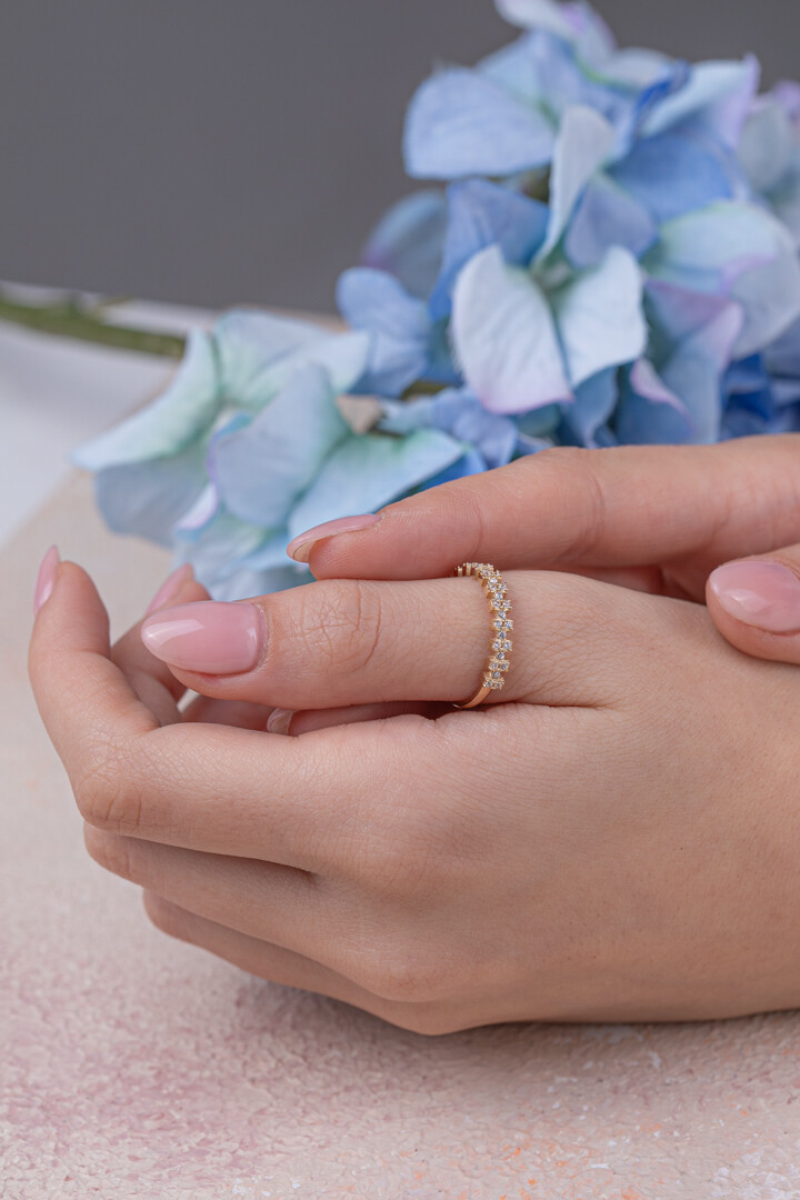 14 Ayar Altın Sıra Taşlı Yüzük