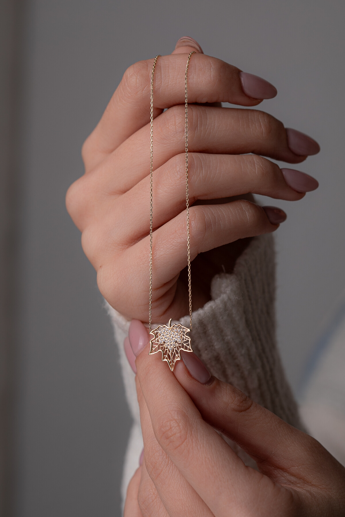 14 Ayar Altın Çınar Yaprağı Kolye