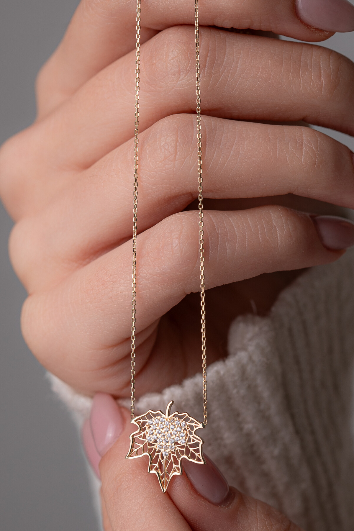 14 Ayar Altın Çınar Yaprağı Kolye