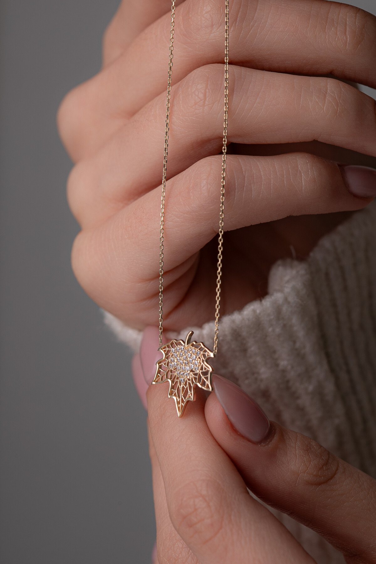 14 Ayar Altın Çınar Yaprağı Kolye