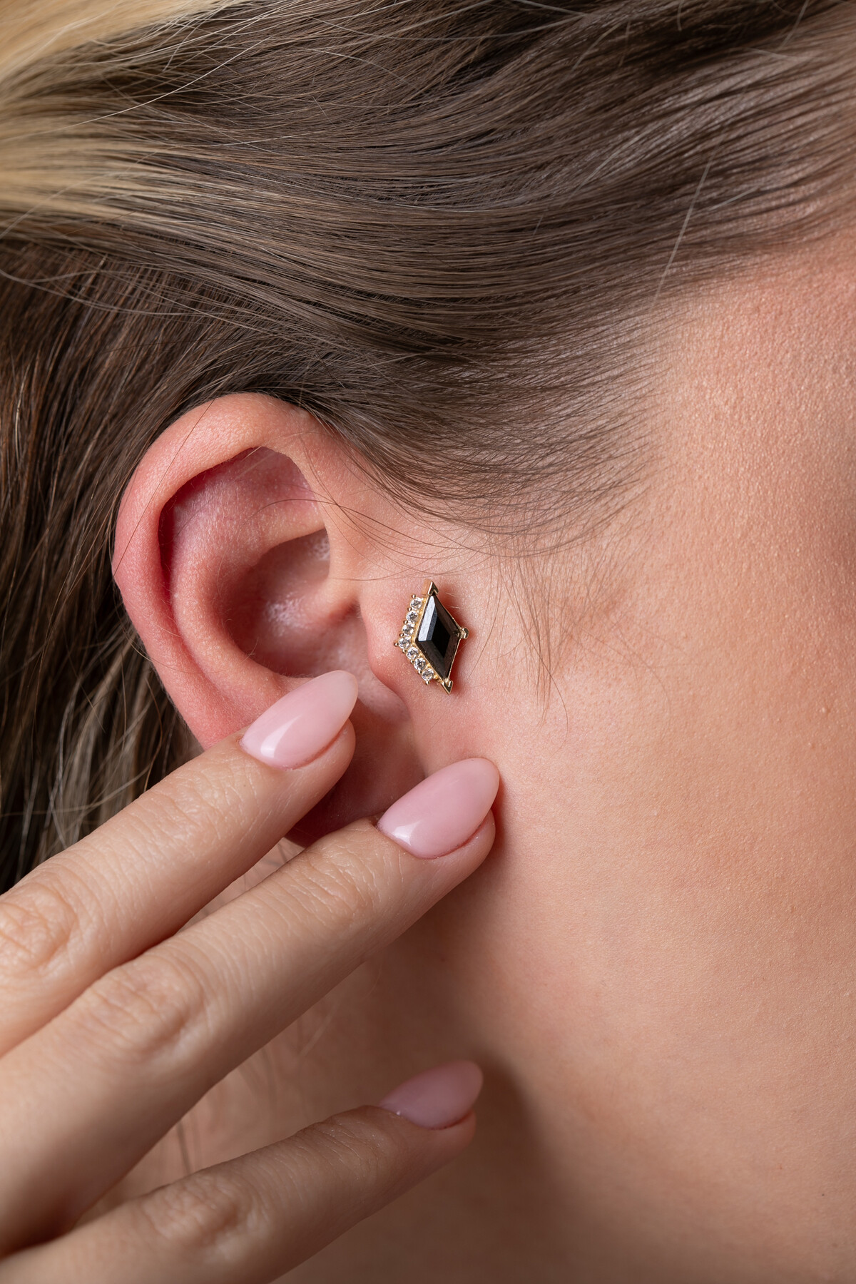 14 Ayar Altın Siyah Taş Küpe