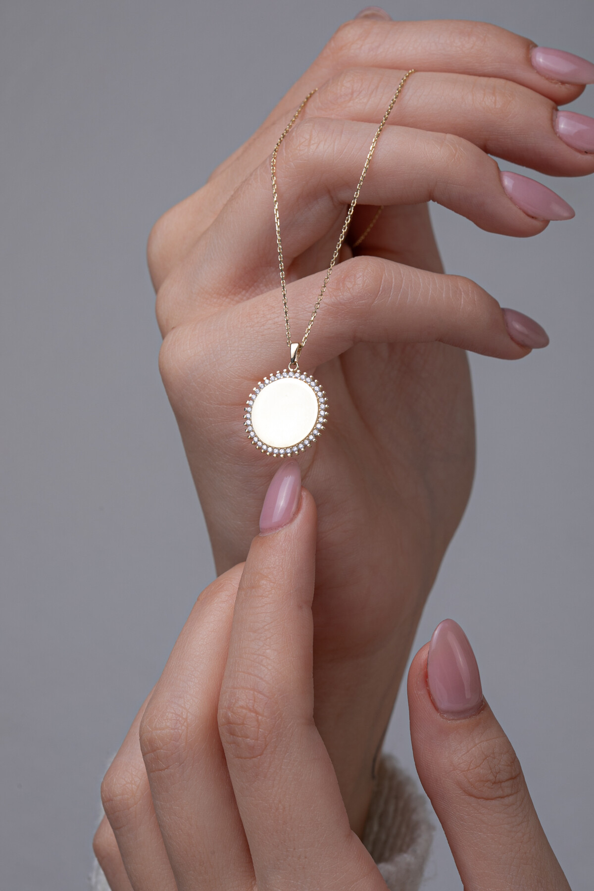 14 Ayar Altın Yuvarlak Plaka Kolye