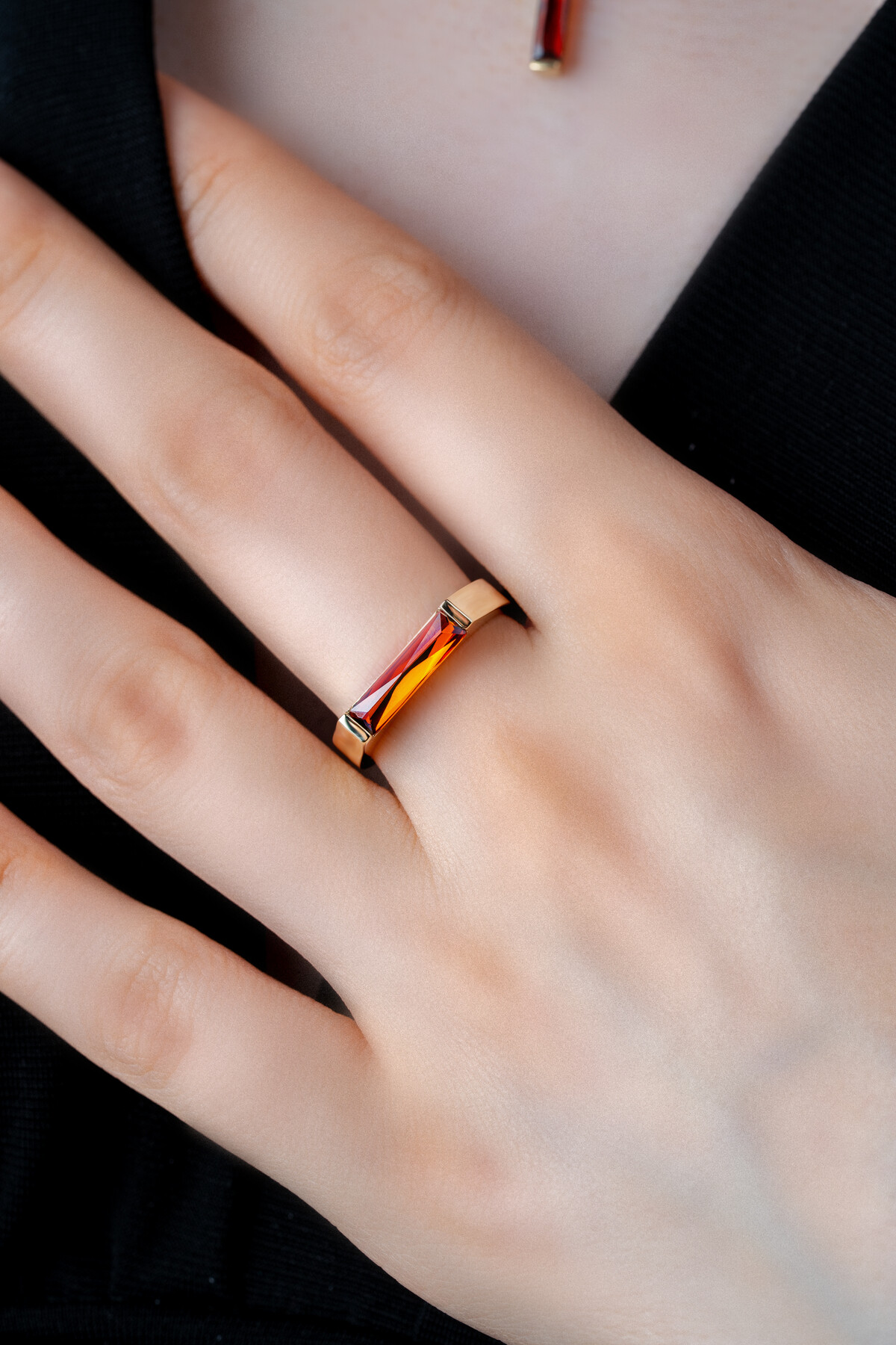 14 Ayar Altın Kırmızı Taşlı Çubuk Yüzük