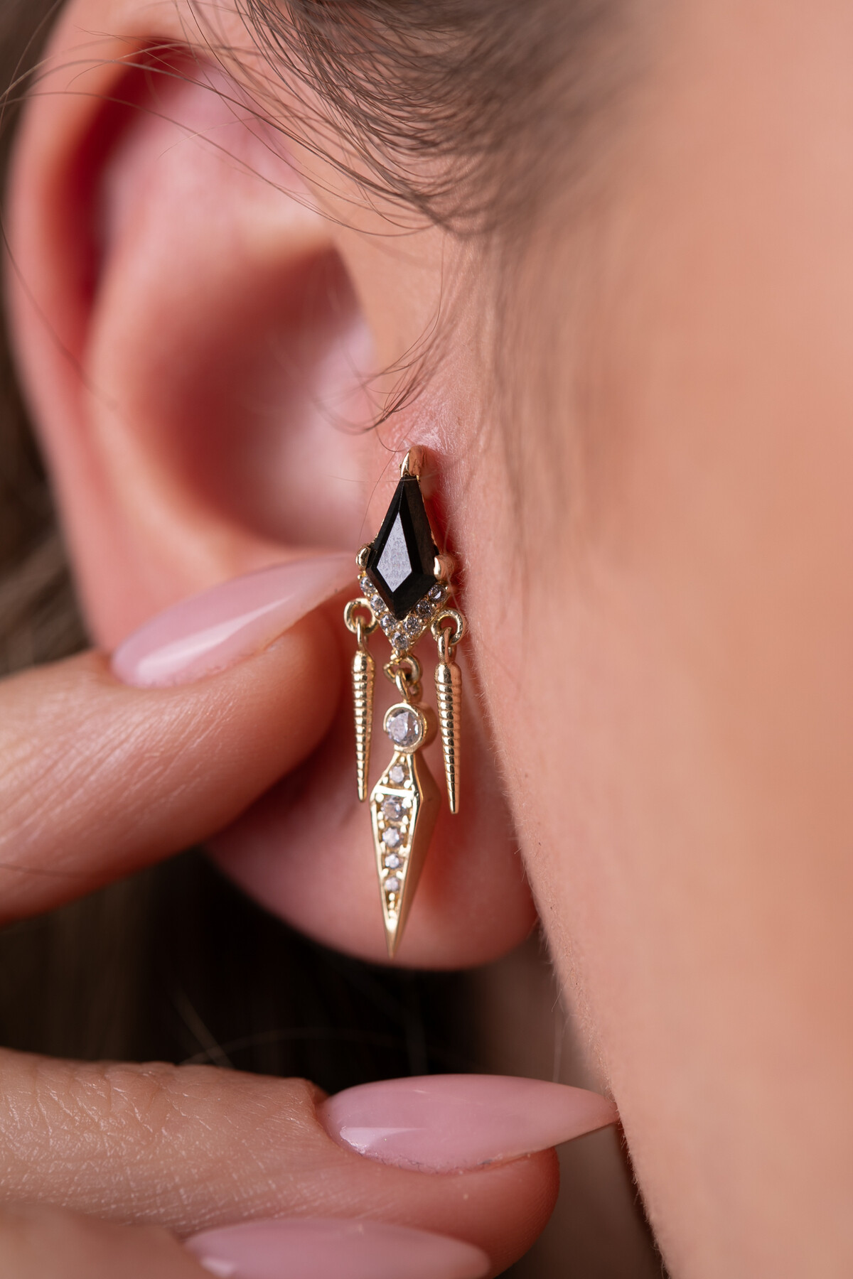 14 Ayar Altın Siyah Taş Sallantılı Küpe