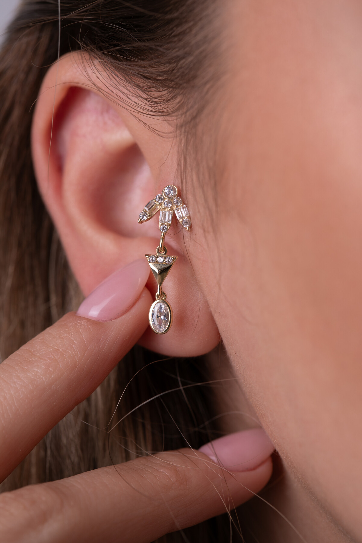 14 Ayar Altın Beyaz Taş Sallantılı Küpe