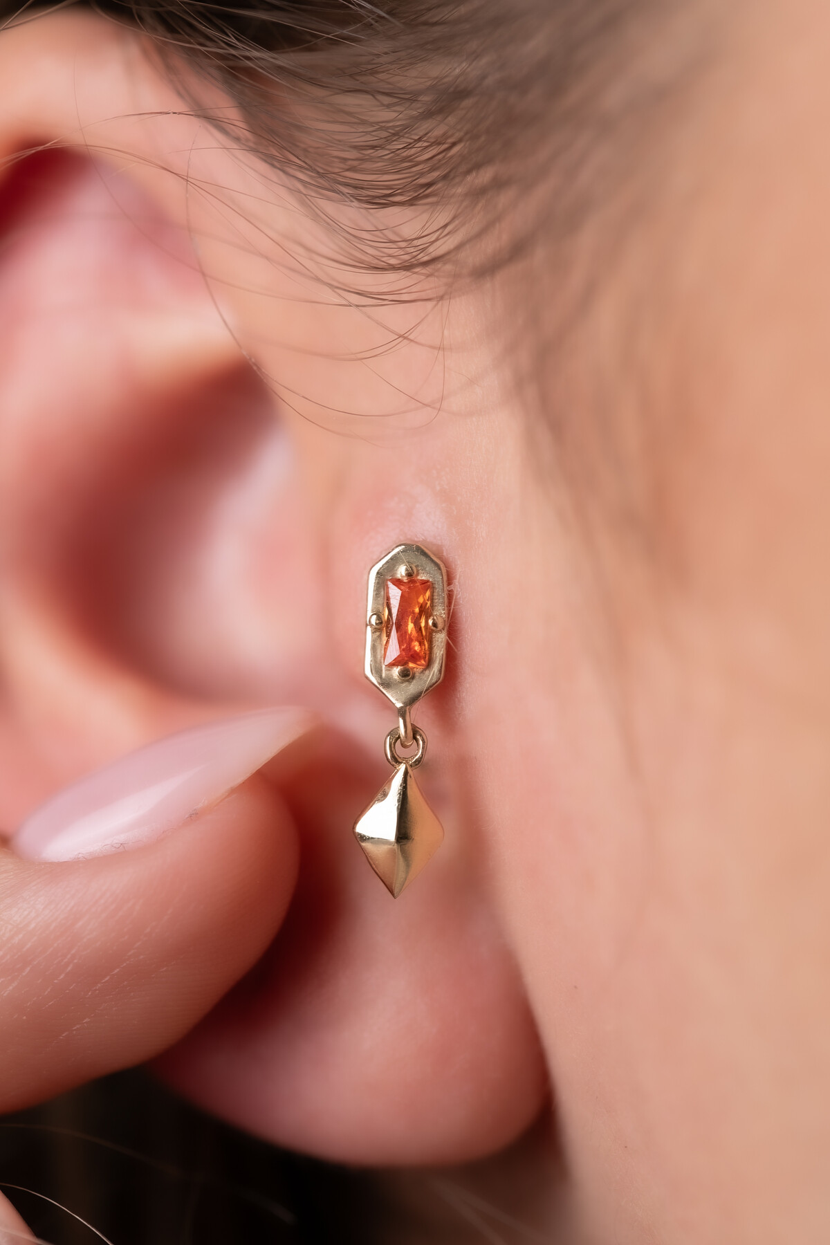 14 Ayar Altın Turuncu Taşlı Sallantılı Küpe