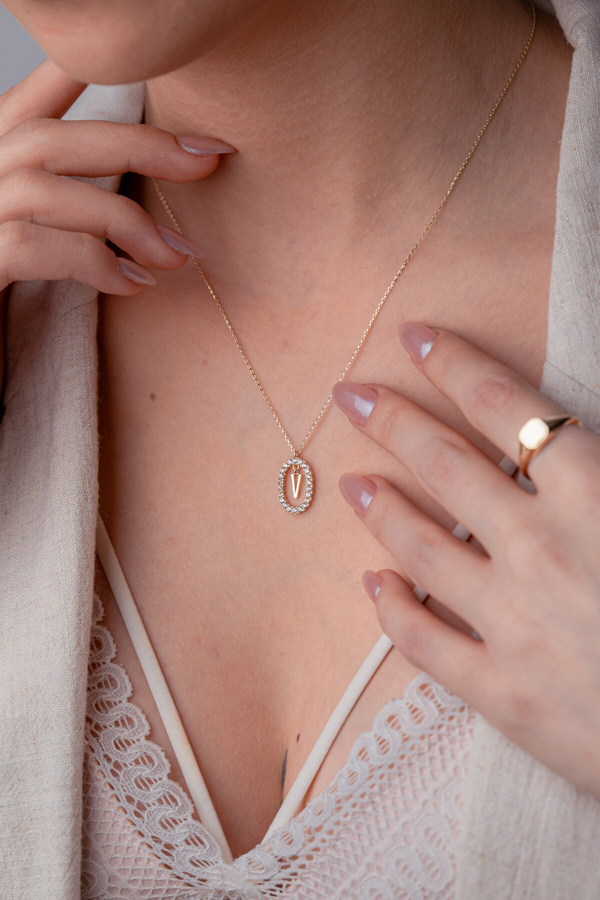 14 Ayar Altın V Harf Kolye