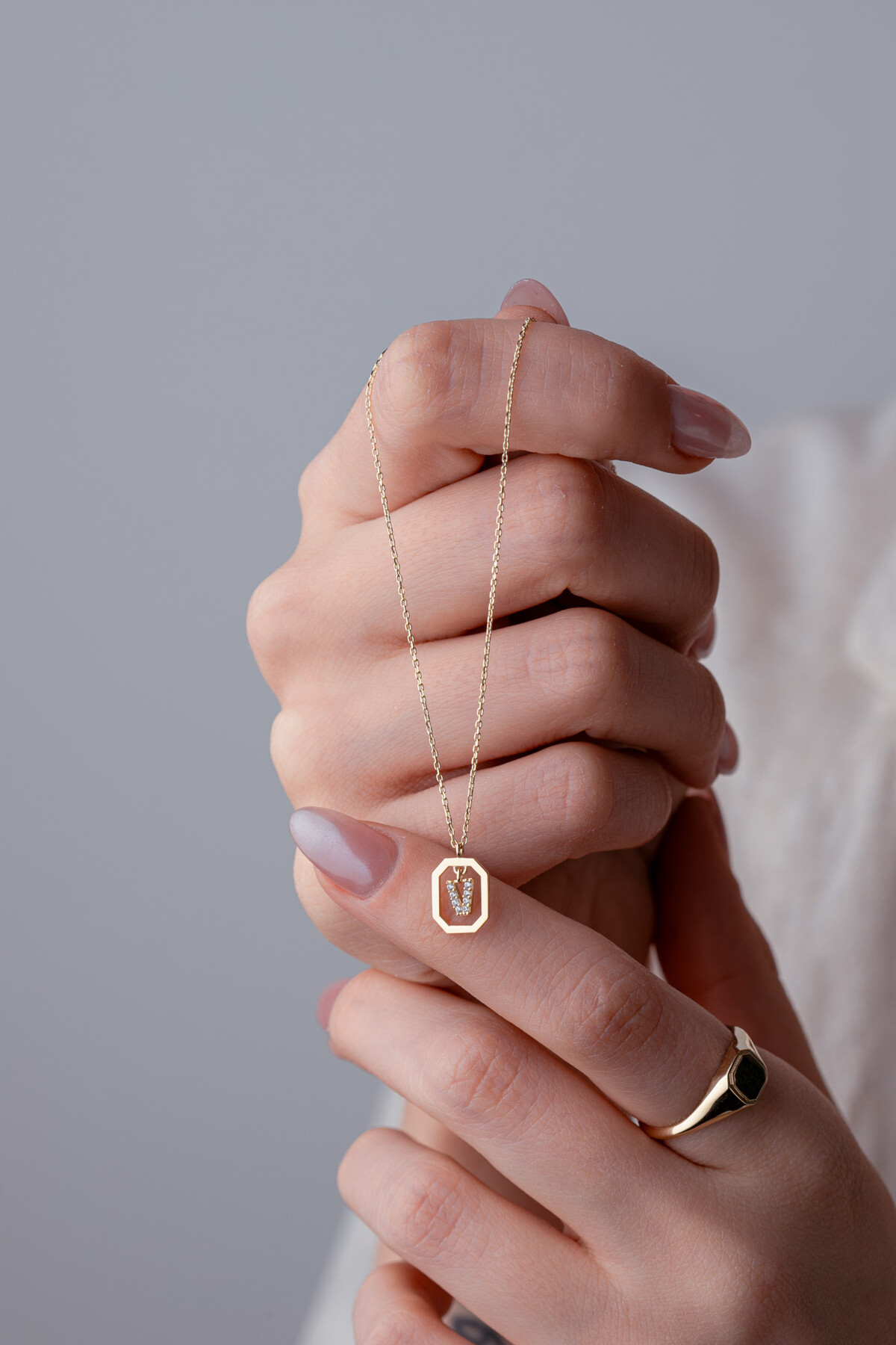 14 Ayar Altın V Harf Kolye