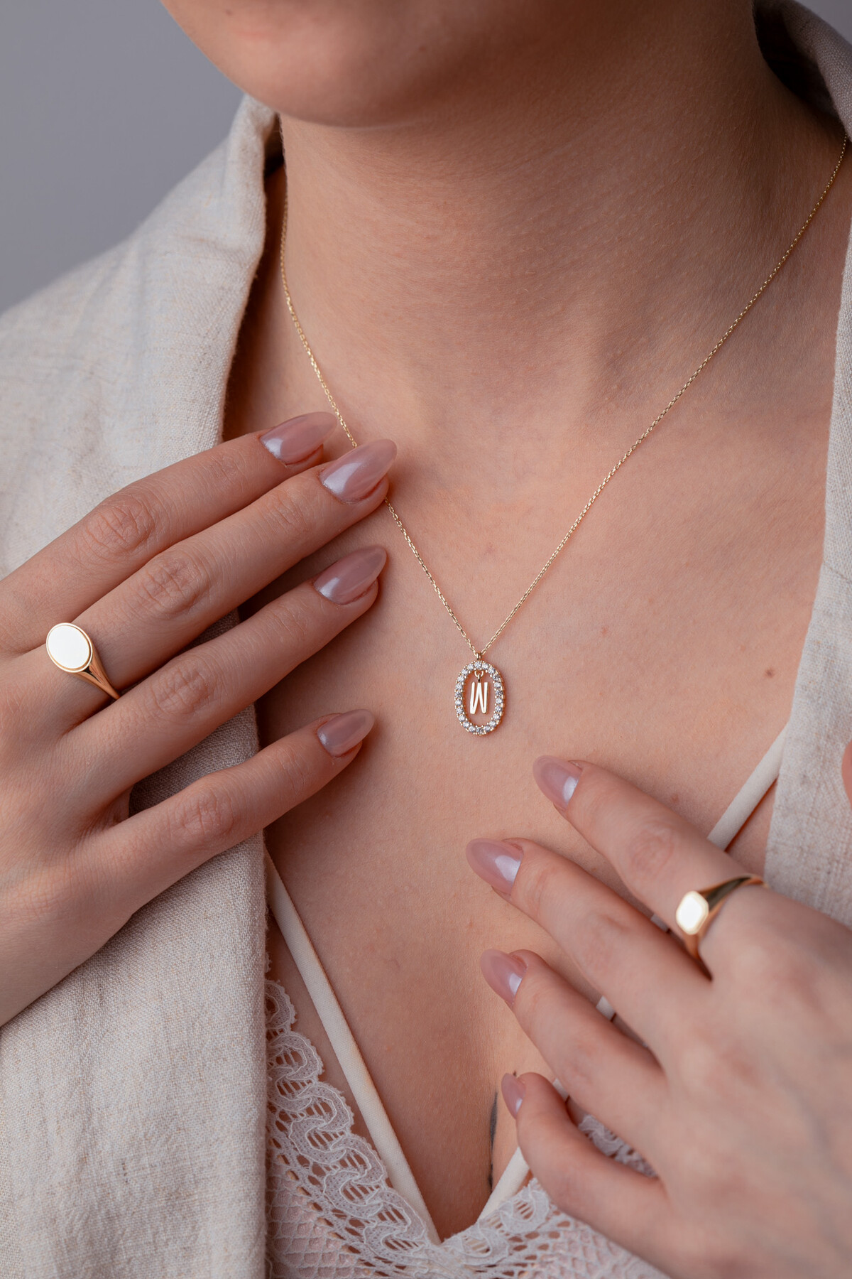 14 Ayar Altın W Harf Kolye