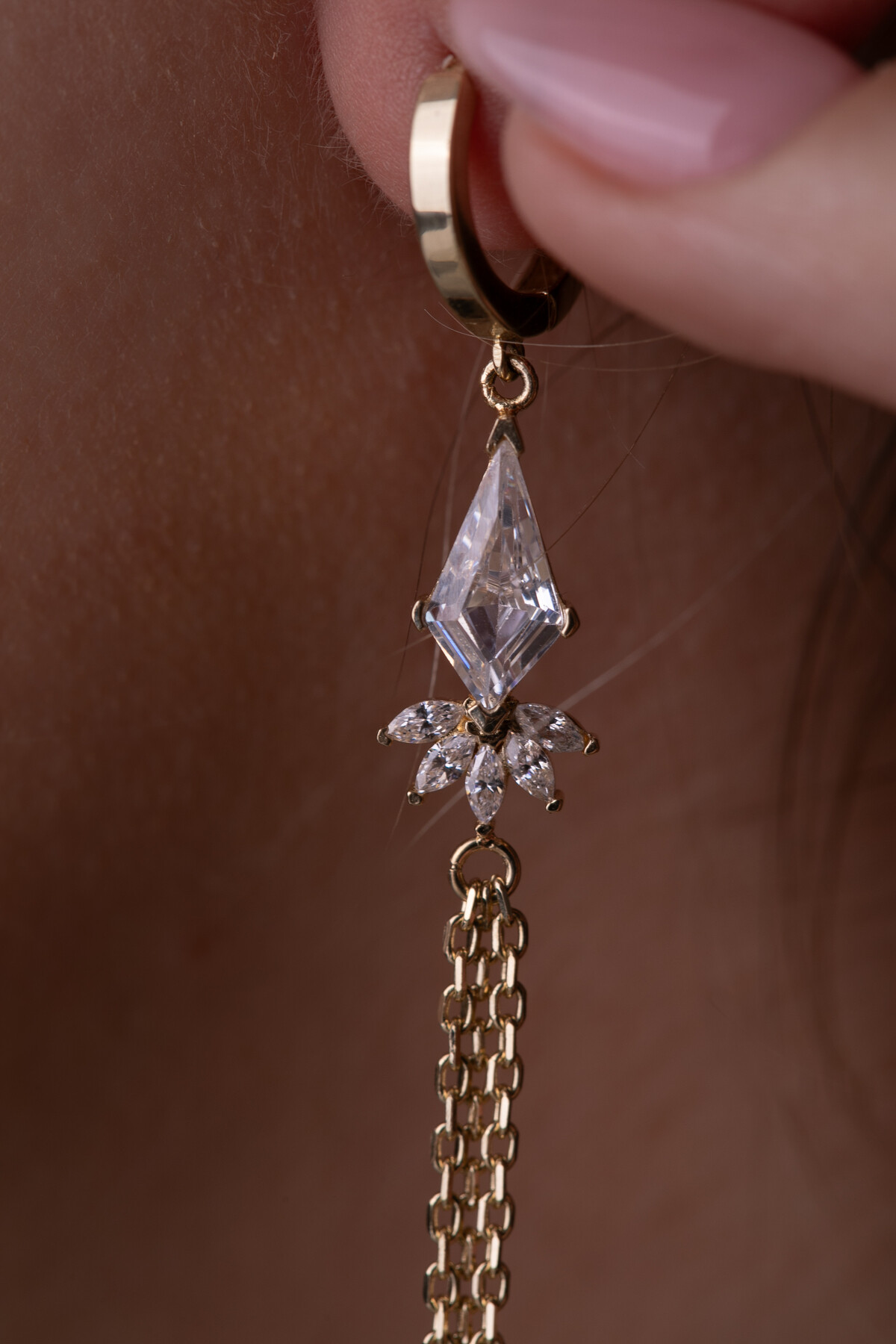 14 Ayar Altın Asimetrik Zincir Sallantılı Küpe