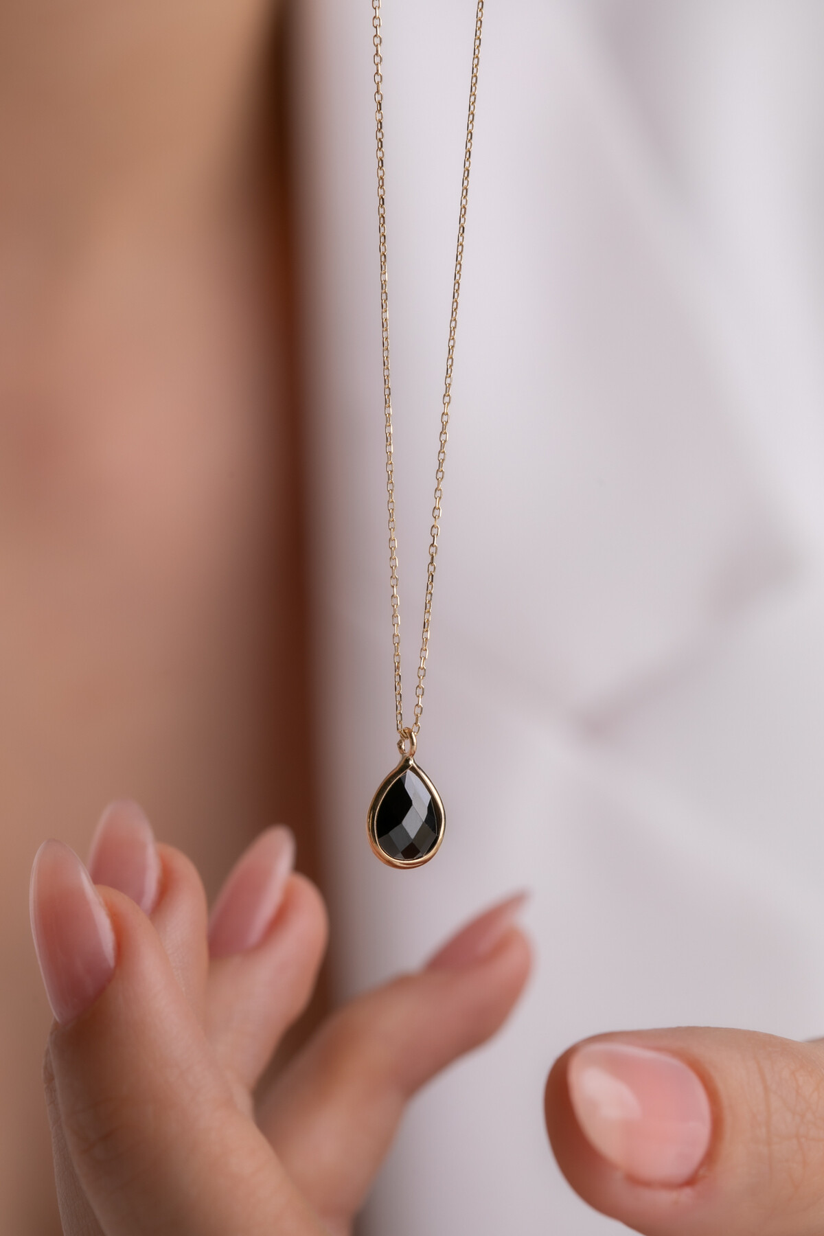 14 Ayar Altın Damla Taş Siyah Kolye