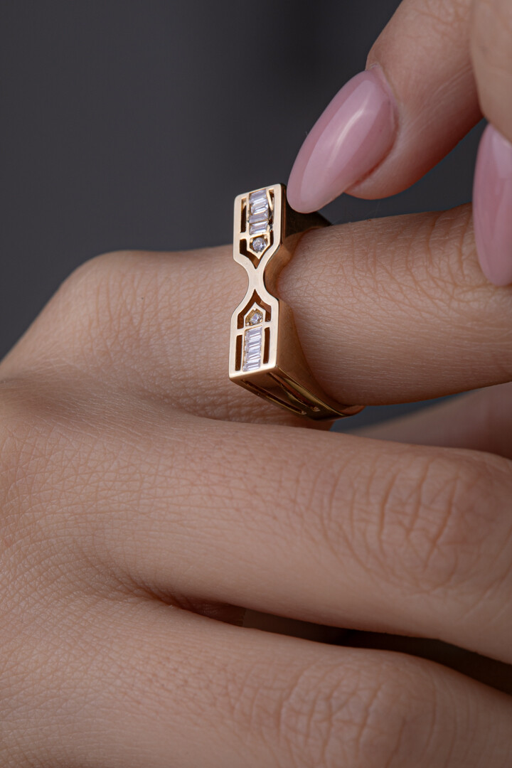 14 Ayar Altın Baget Taşlı Yüzük