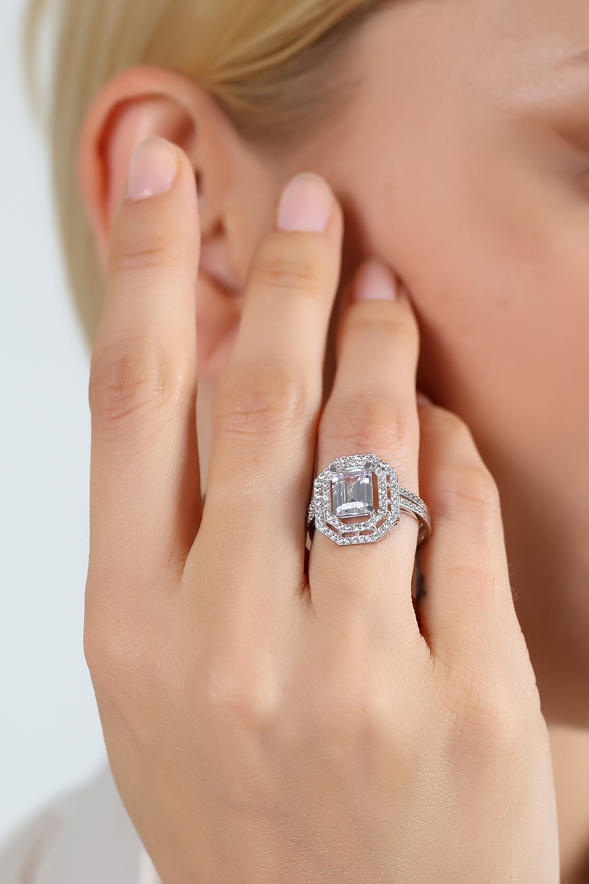 14 Ayar Altın Baget Taşlı Yüzük