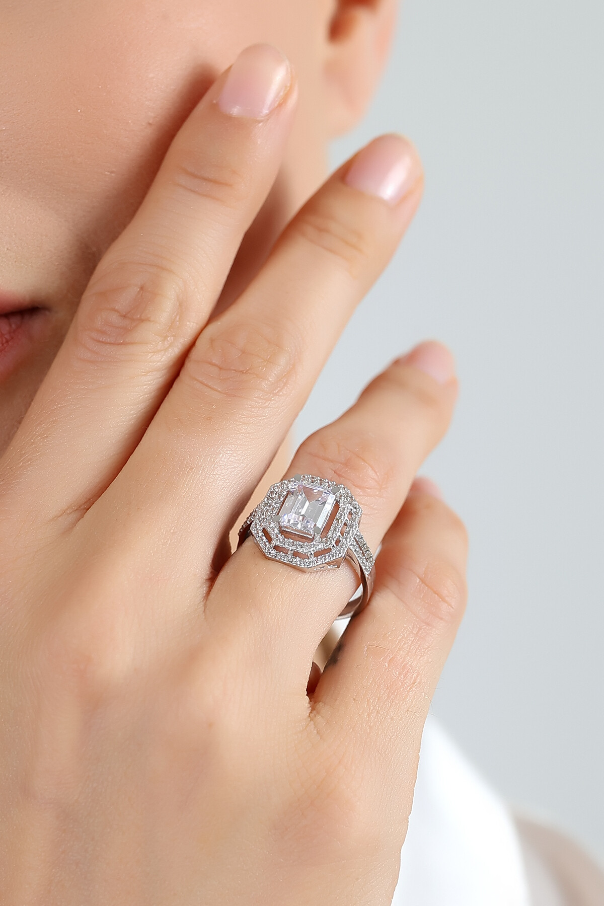 14 Ayar Altın Baget Taşlı Yüzük