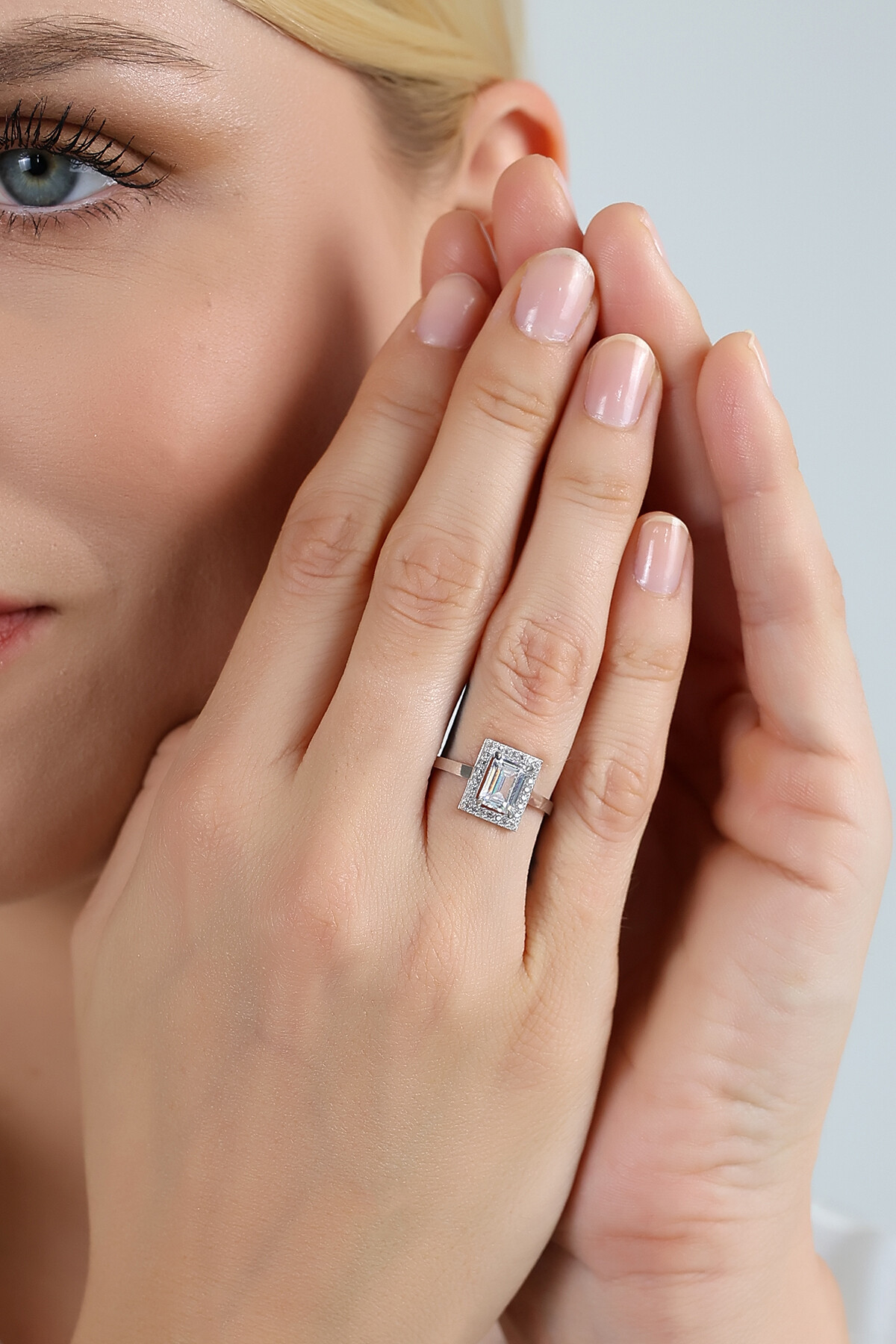 14 Ayar Altın Baget Taşlı Yüzük