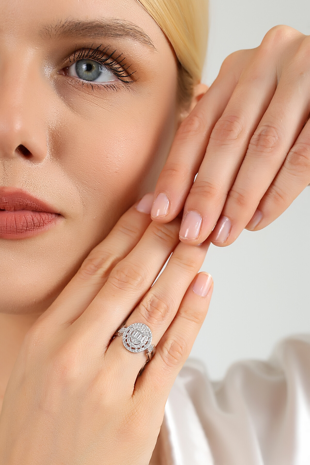 14 Ayar Altın Baget Taşlı Yüzük