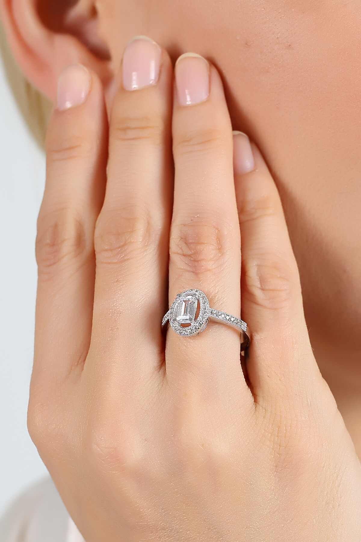 14 Ayar Altın Baget Taşlı Yüzük