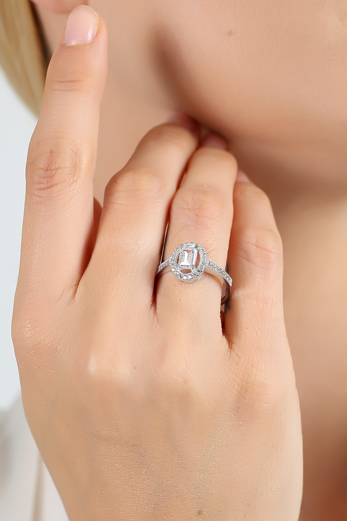 14 Ayar Altın Baget Taşlı Yüzük