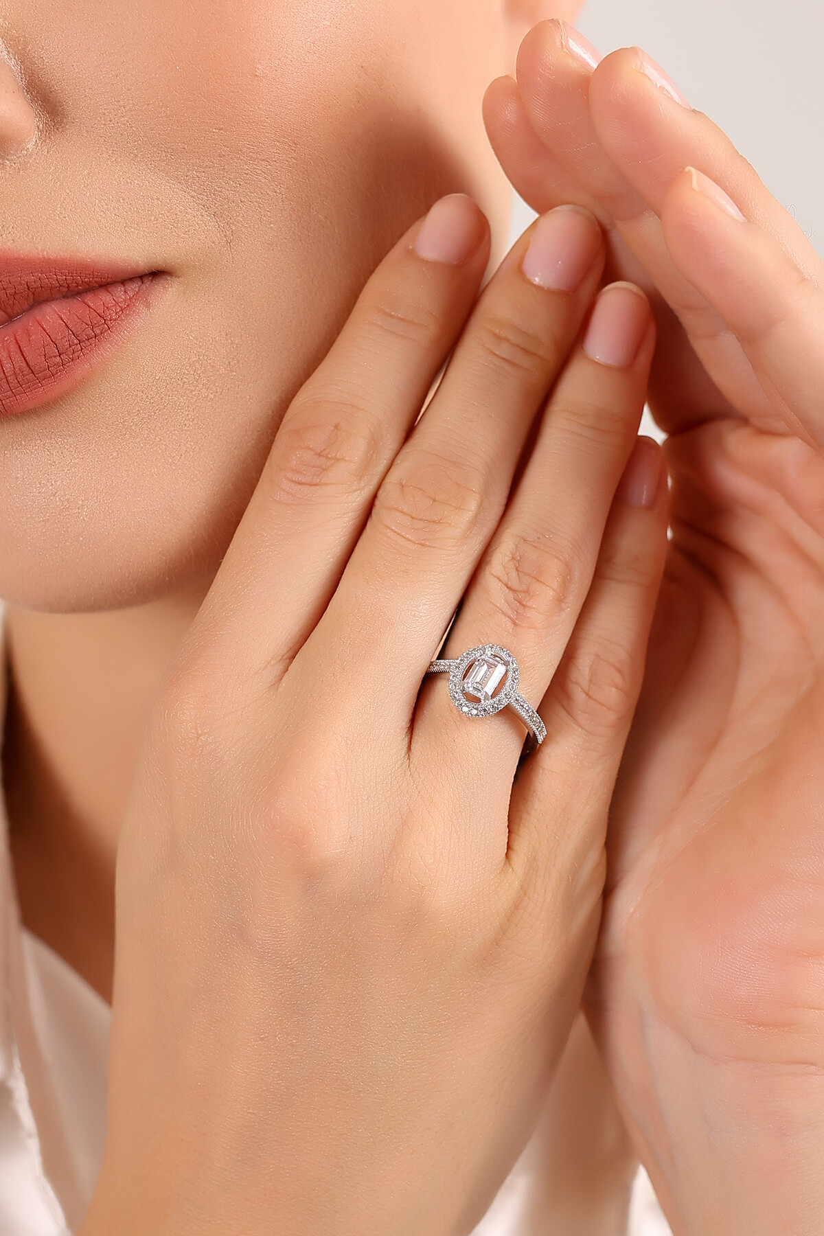 14 Ayar Altın Baget Taşlı Yüzük