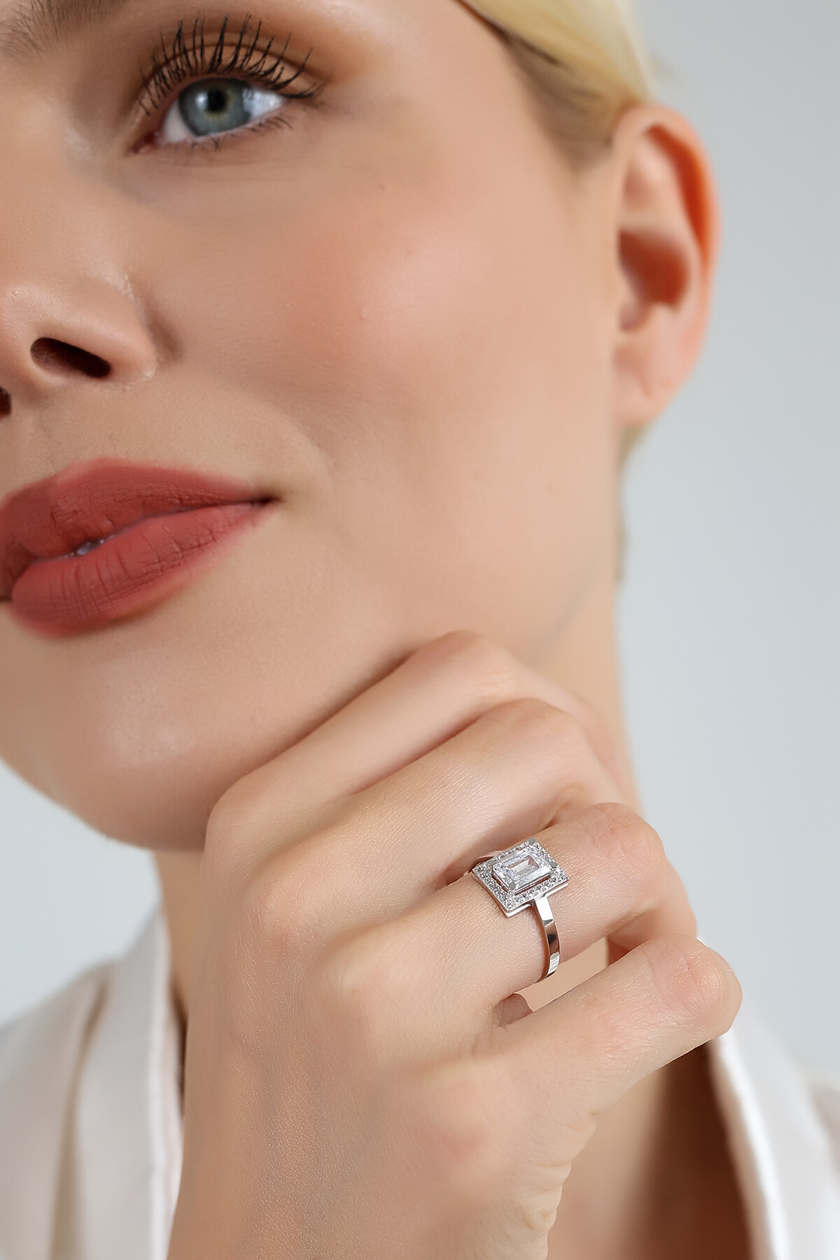 14 Ayar Altın Baget Taşlı Yüzük