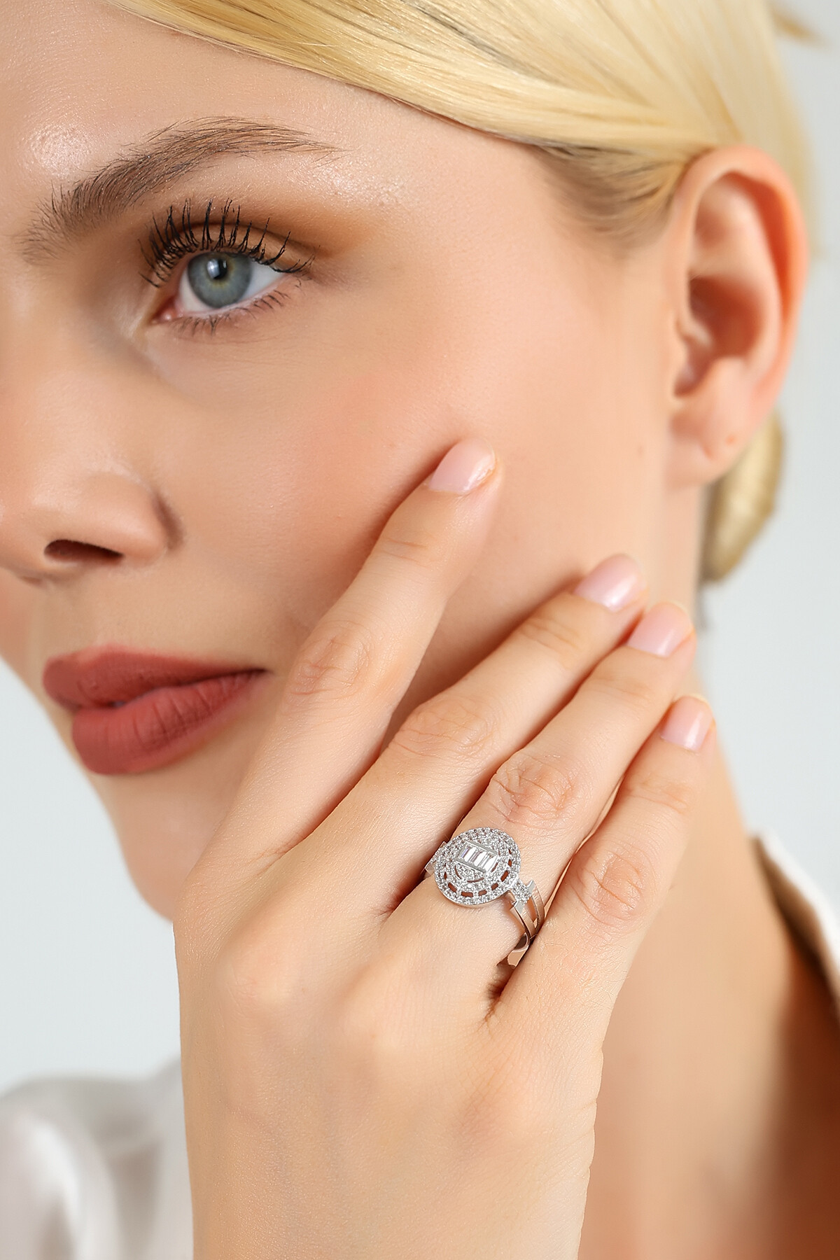 14 Ayar Altın Baget Taşlı Yüzük