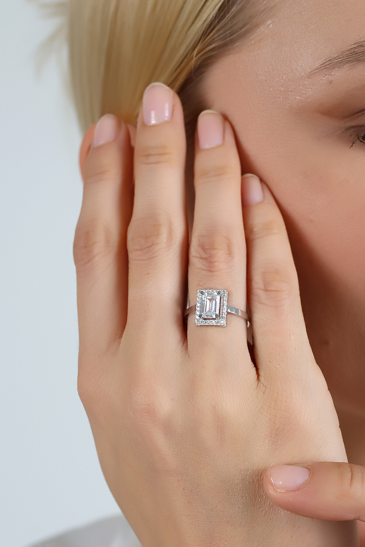 14 Ayar Altın Baget Taşlı Yüzük