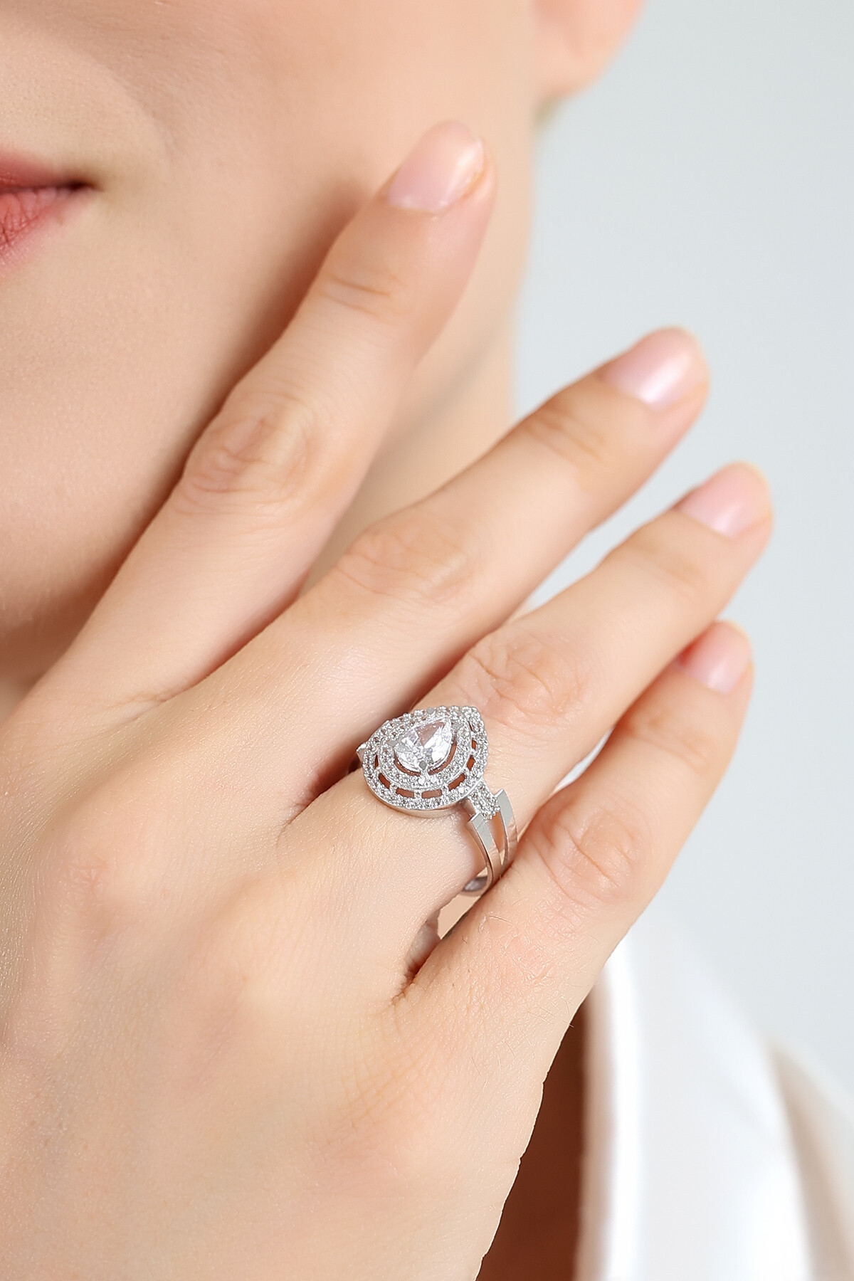 14 Ayar Altın Baget Taşlı Yüzük