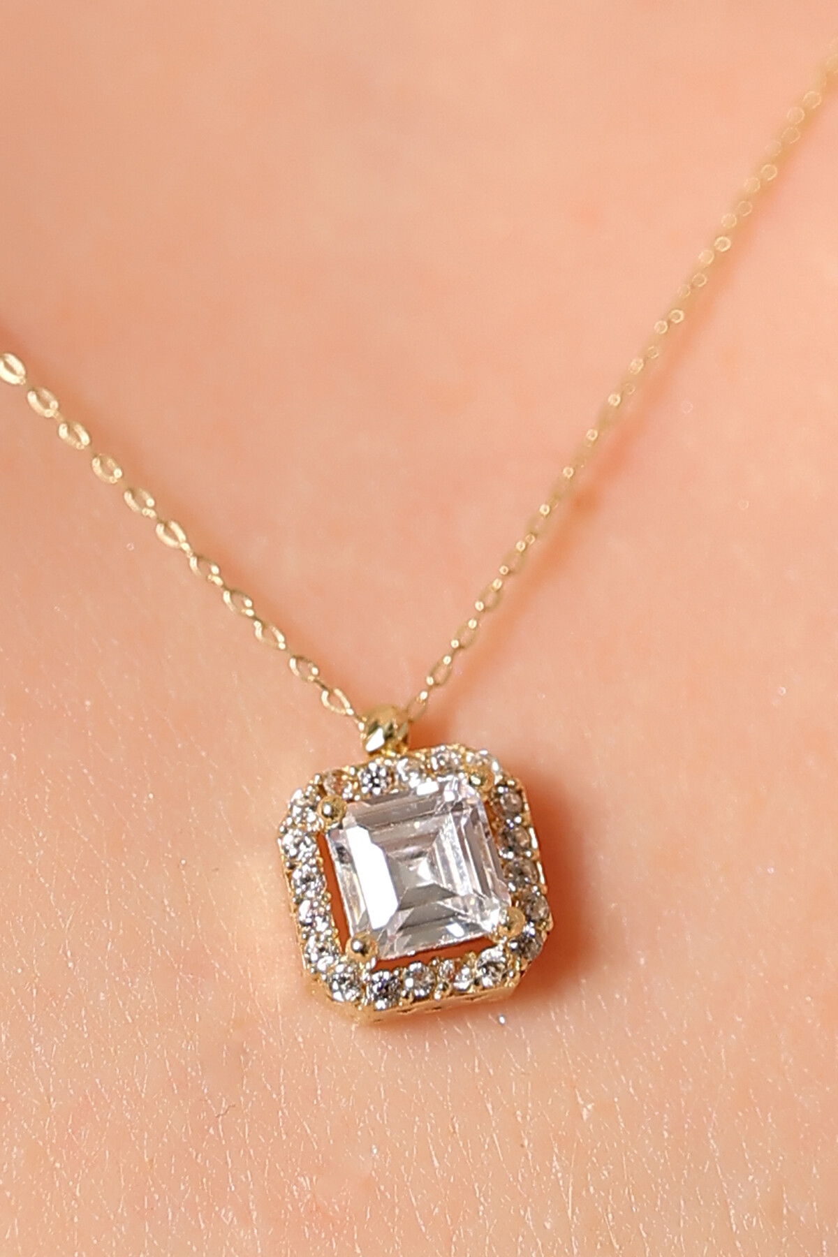 14 Ayar Altın Beyaz Baget Kolye