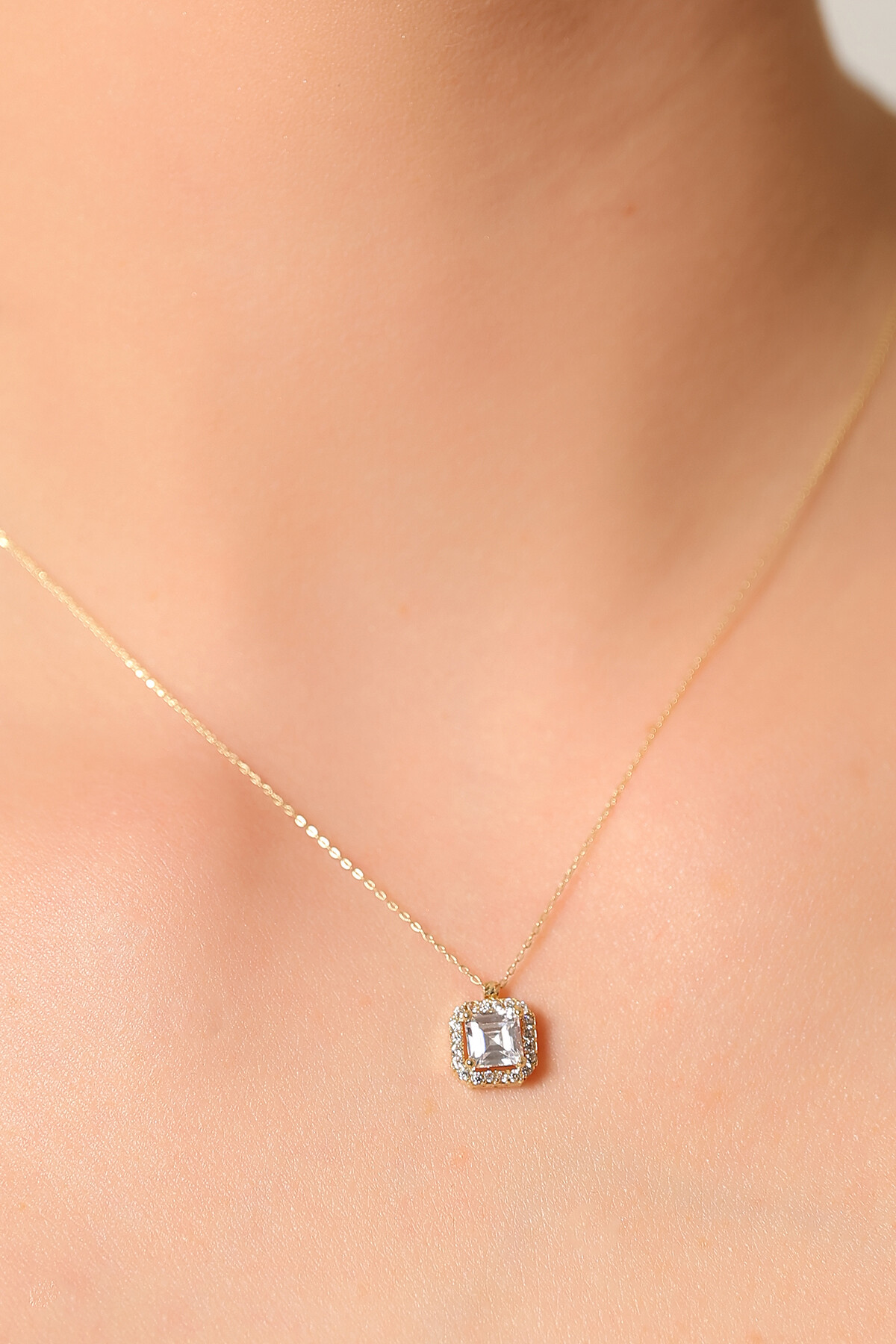 14 Ayar Altın Beyaz Baget Kolye