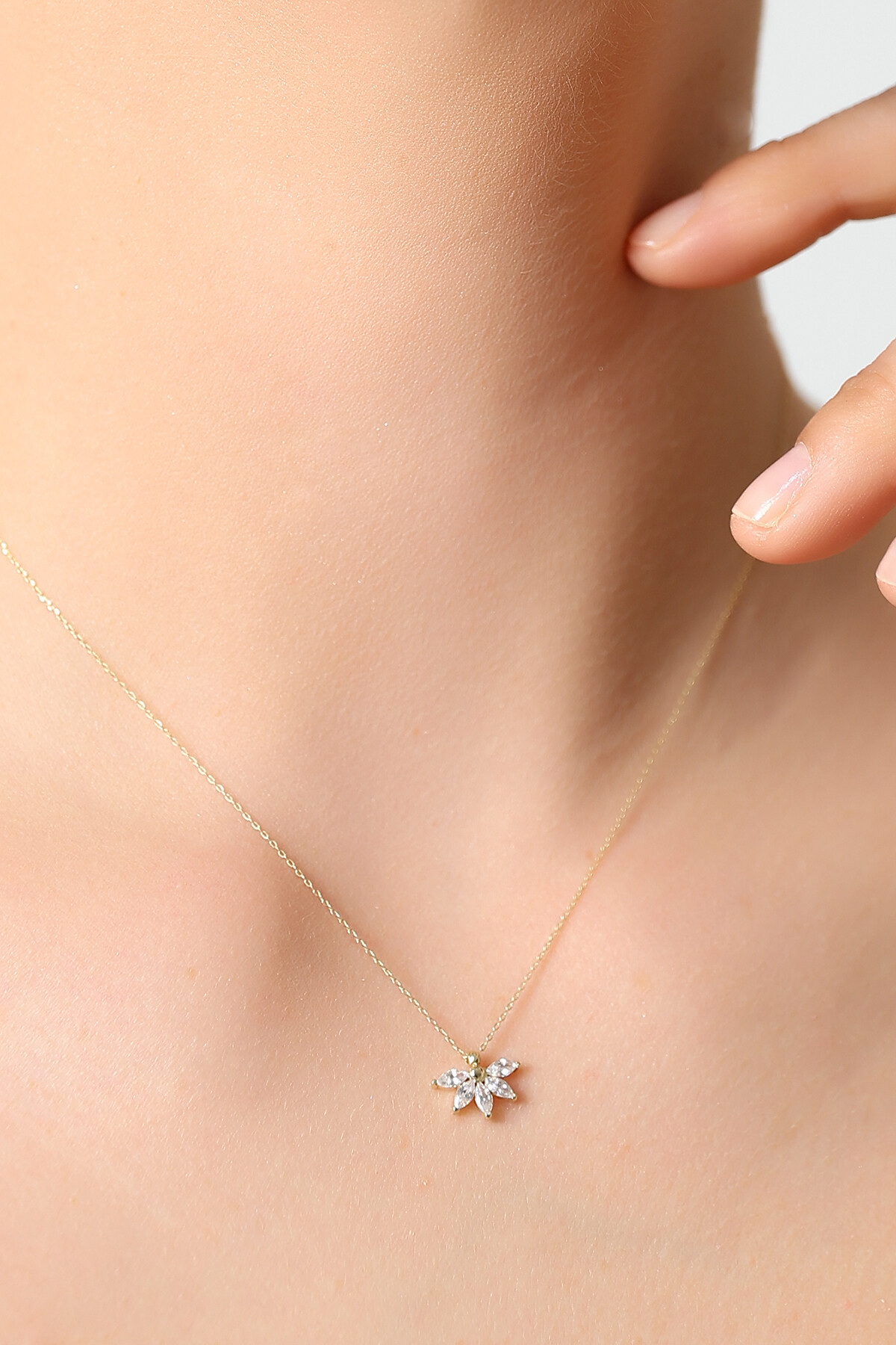 14 Ayar Altın Beyaz Taş Kolye