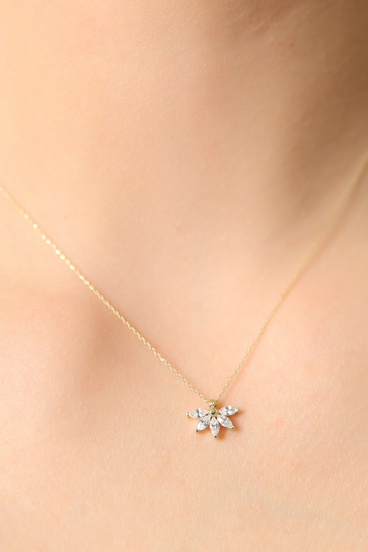 14 Ayar Altın Beyaz Taş Kolye